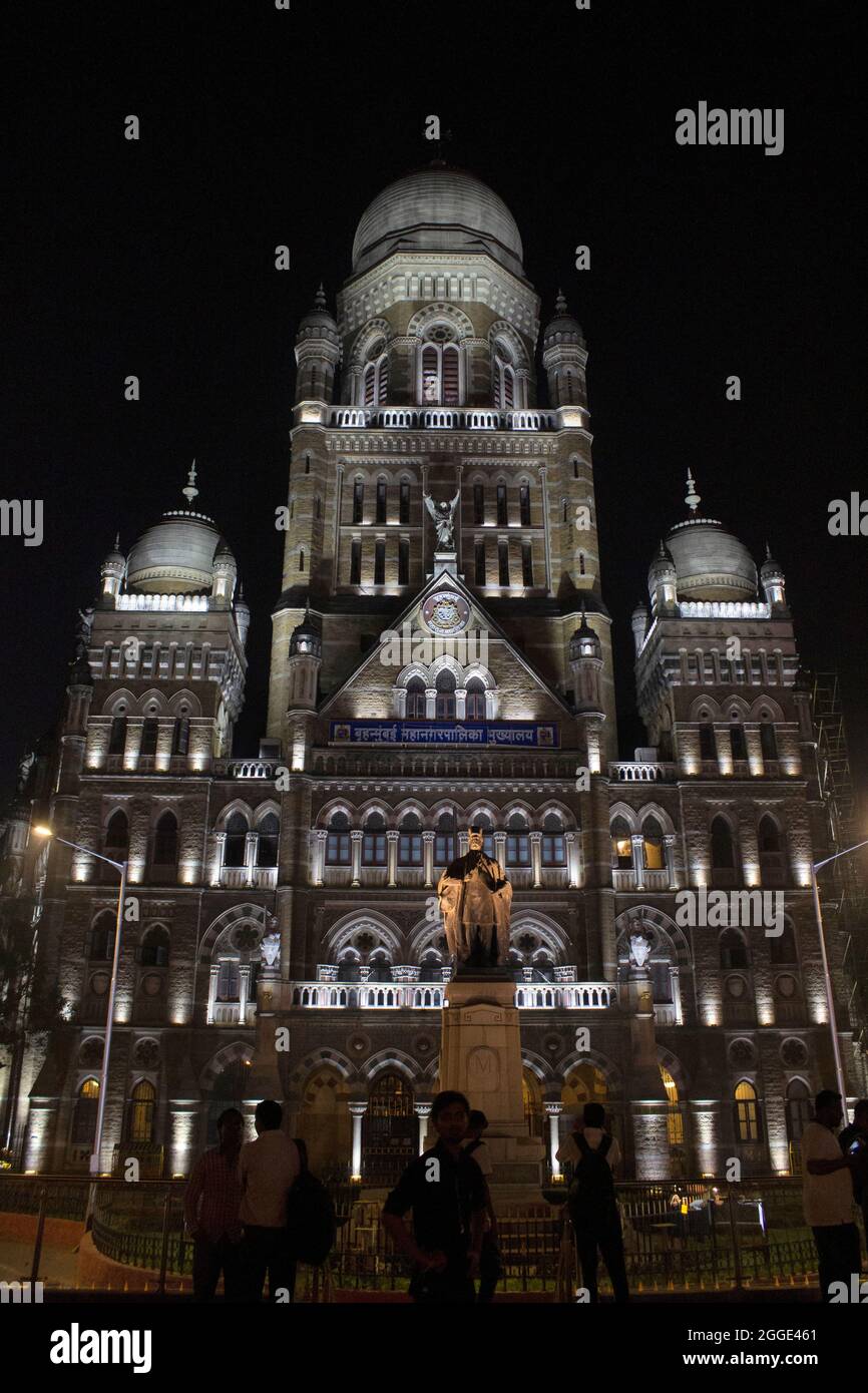 Vista notturna della Municipal Corporation of Greater Mumbai, conosciuta anche come Brihanmumbai Municipal Corporation Foto Stock