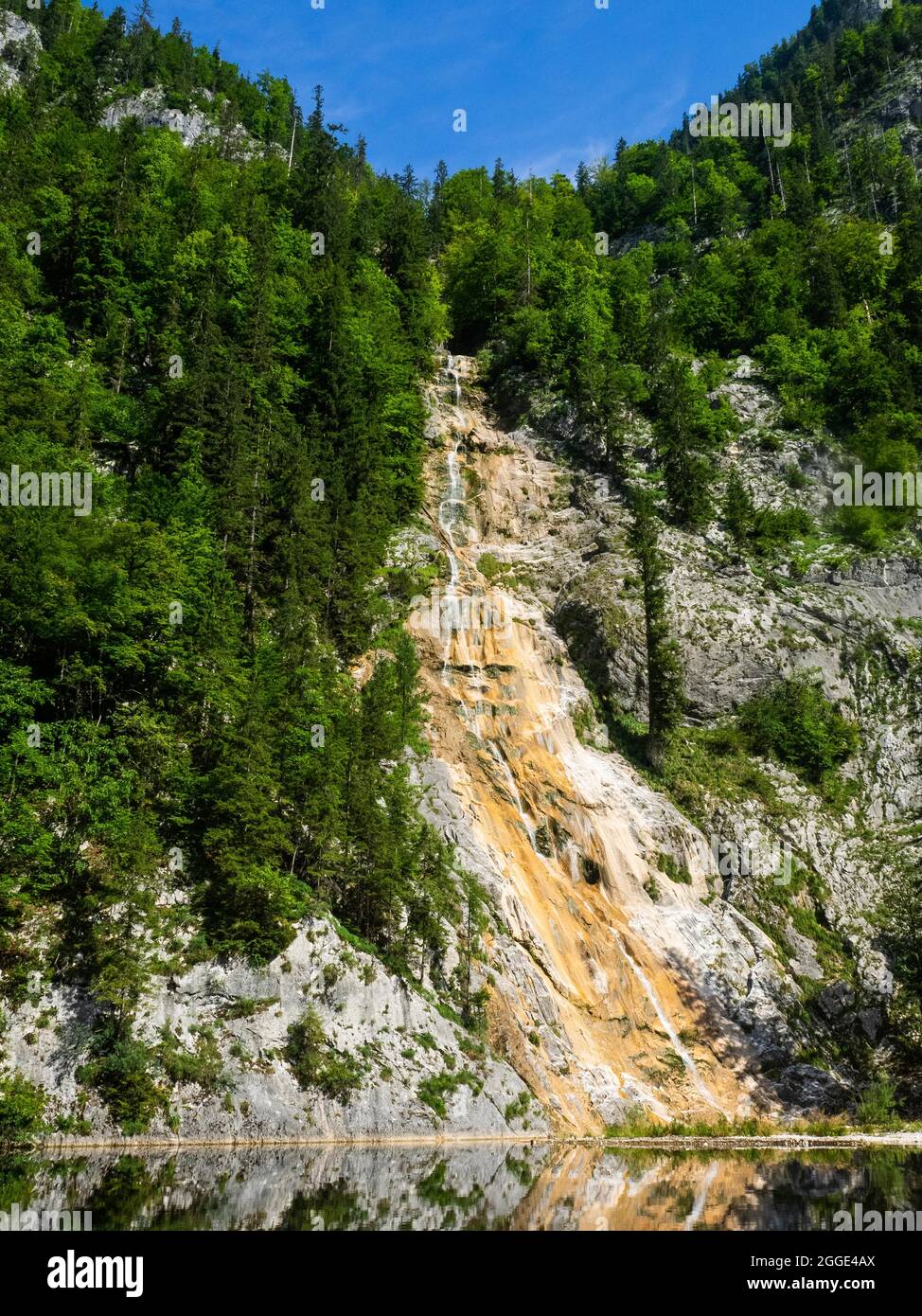 Cascata frontale, Toplitzsee, Salzkammergut, Stiria, Austria Foto Stock
