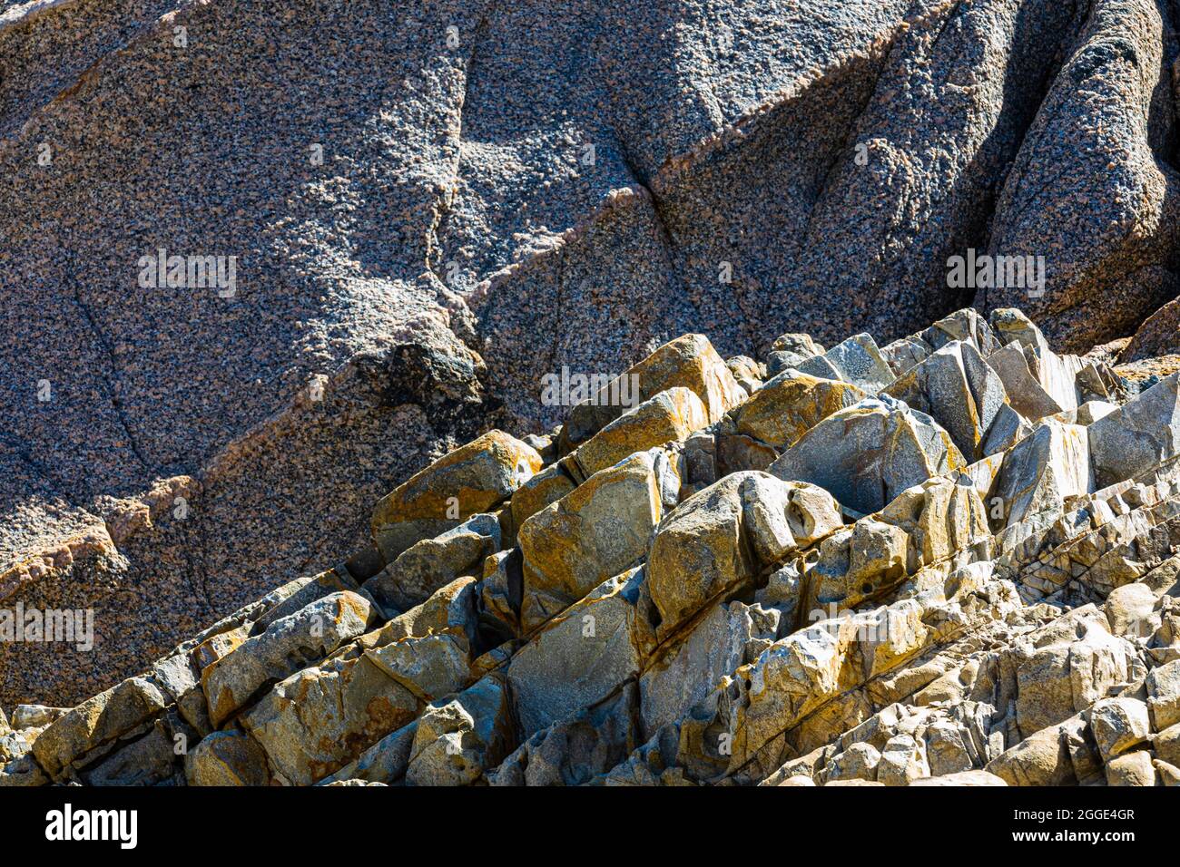 Lastre di granito spaccate a Capo testa vicino a Santa Teresa di Gallura,  Sardegna, Italia Foto stock - Alamy