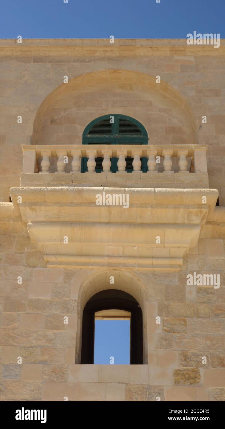 Tradizionale balcone medievale in pietra in stile arabo, Valletta, Malta Foto Stock