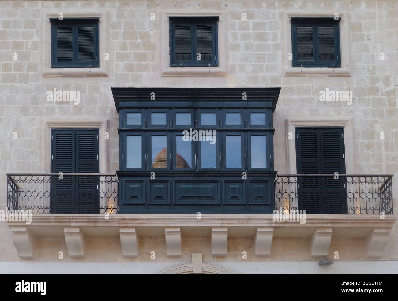 Tradizionale balcone medievale in pietra in stile arabo, Valletta, Malta Foto Stock