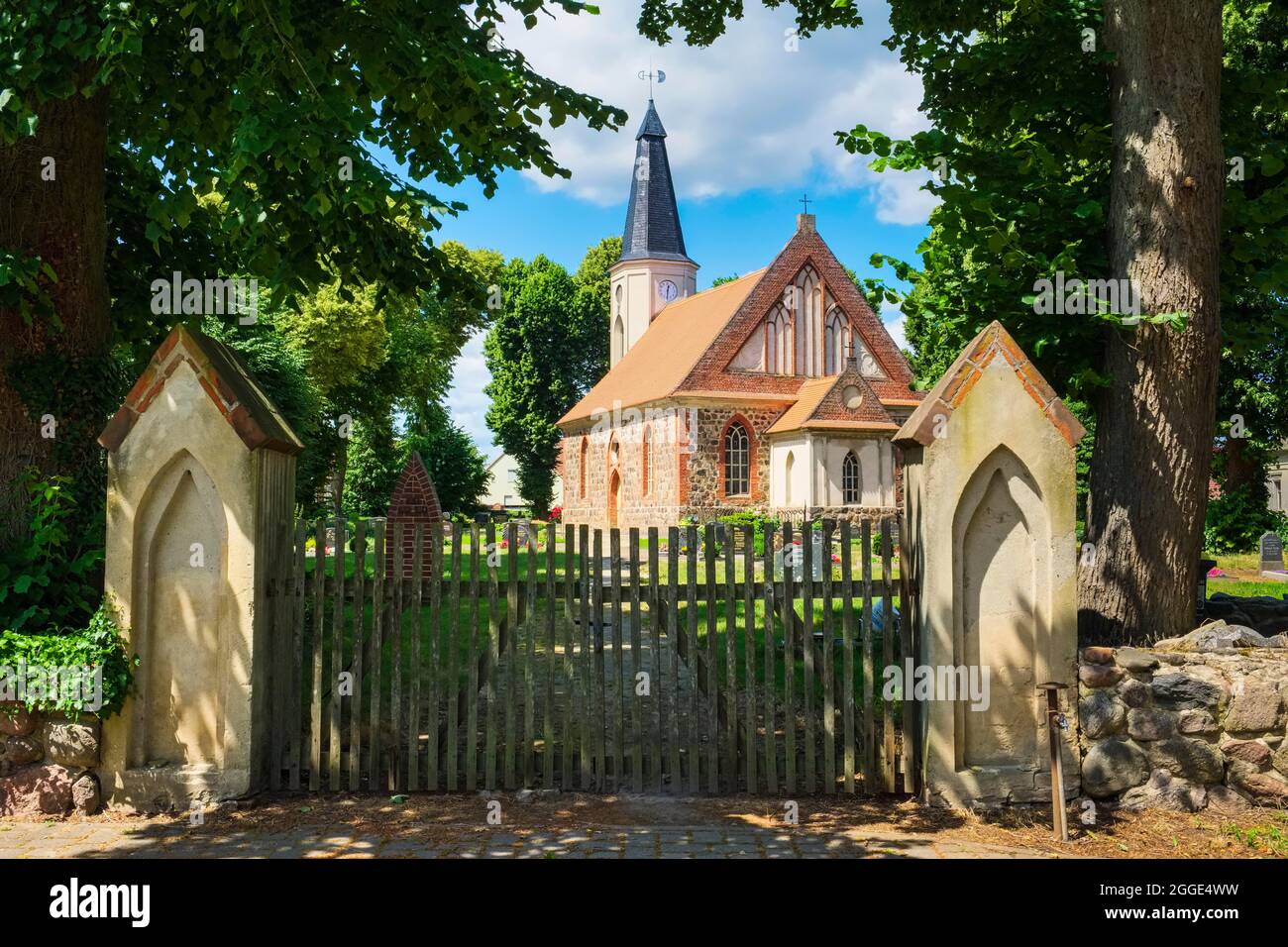 Chiesa del villaggio di Grossmutz, Loewenberger Land, Brandeburgo, Germania Foto Stock