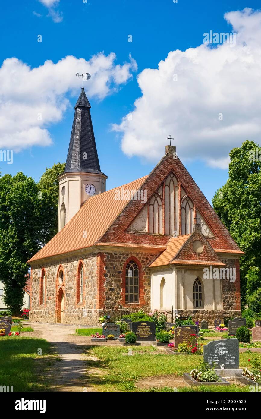 Chiesa del villaggio di Grossmutz, Loewenberger Land, Brandeburgo, Germania Foto Stock