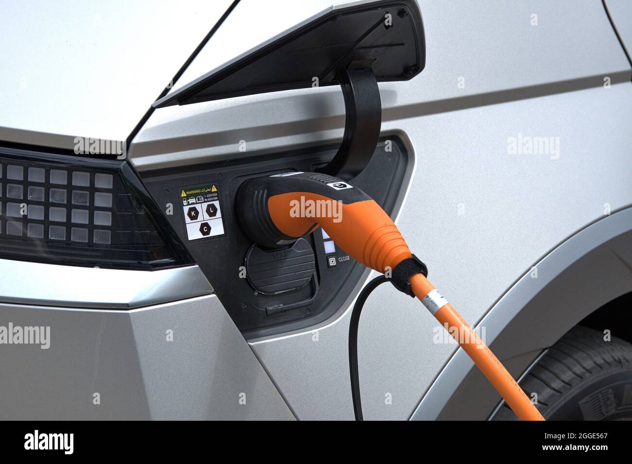 Schleswig, Germania. 18 luglio 2021. Schleswig, una presa di ricarica arancione in una Hyundai Ioniq 5 argentata ed elettrica su un parcheggio elettrico in Friedrich-Ebert-Strasse. Credit: dpa/Alamy Live News Foto Stock