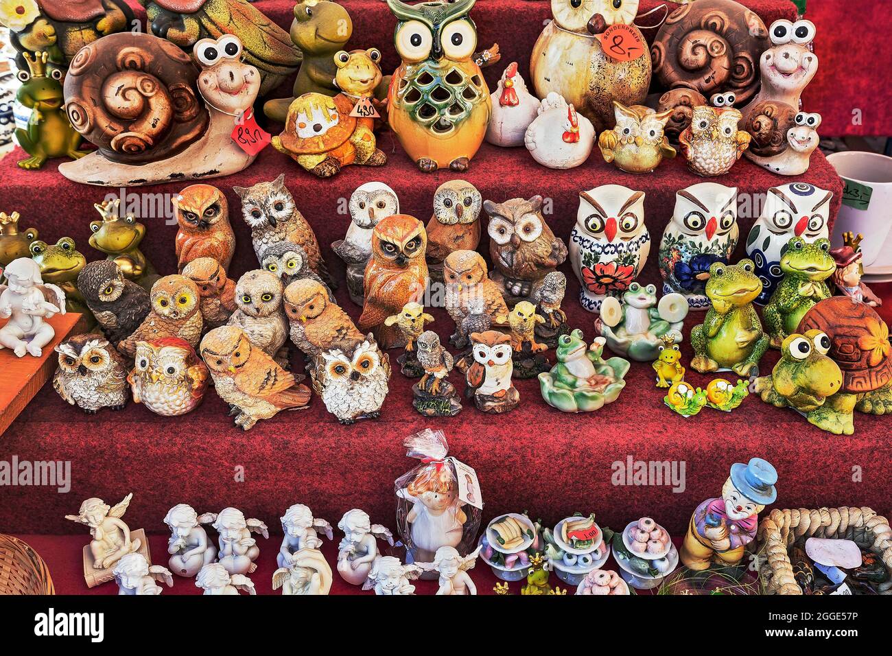 Figure in ceramica, gufi, rane e angeli, Auer Dult, Monaco di Baviera, Baviera, Germania Foto Stock