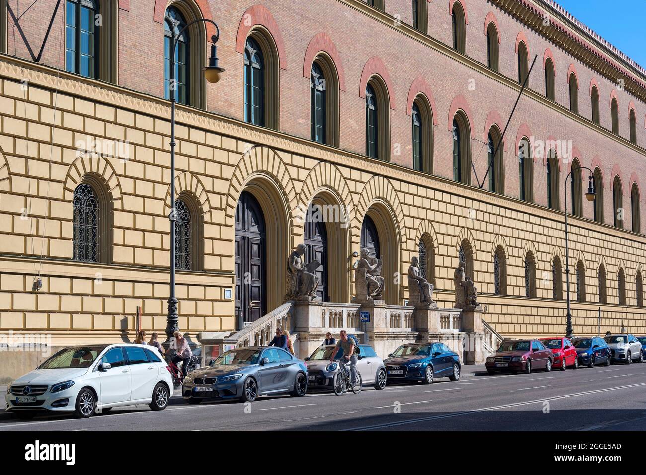 Biblioteca di Stato bavarese del 1843 con le figure di Aristotele, Omero, Tucidide e Ippocrate, Monaco, alta Baviera, Baviera, Germania Foto Stock