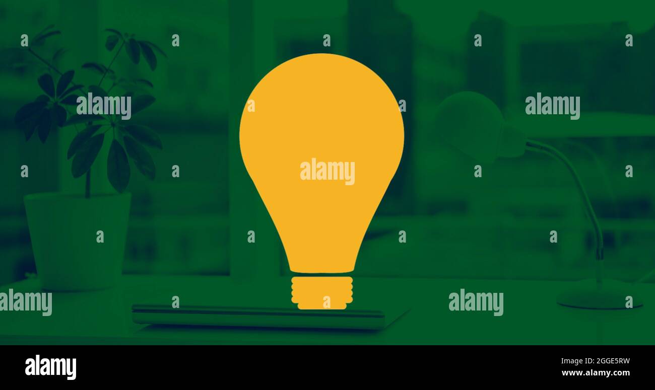 Immagine della lampadina che si sente in alto con il giallo in ufficio su sfondo verde Foto Stock