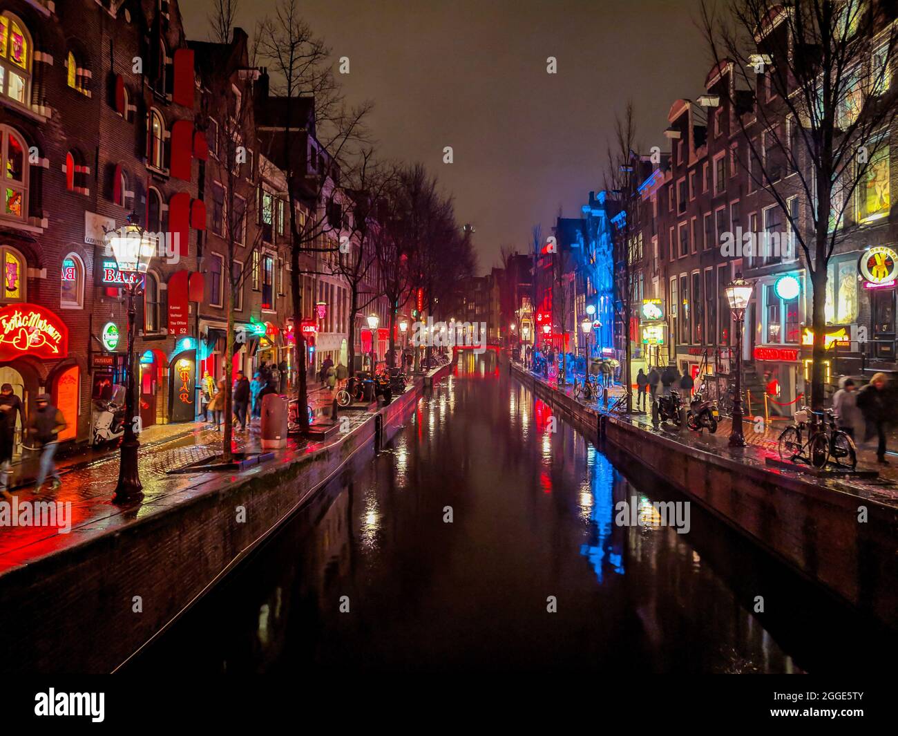 25 gennaio 2019, Paesi Bassi, Amsterdam. Foto notturna di De Wallen o De Walletjes, il quartiere a luci rosse più grande e famoso di Amsterdam Foto Stock