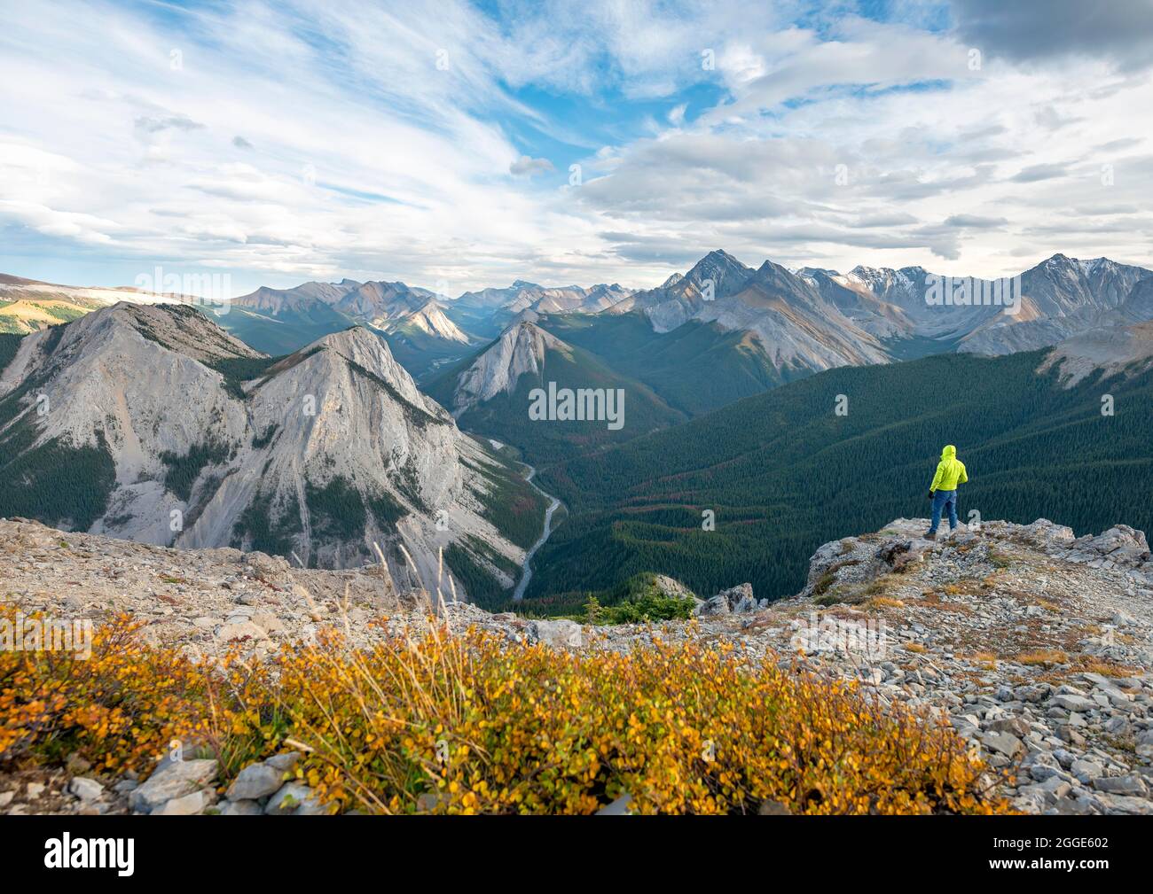 Macchia gialla d'autunno, escursionisti in cima, paesaggio di montagna con valle del fiume e cime, cima con giacimenti di zolfo arancione, vista panoramica Foto Stock