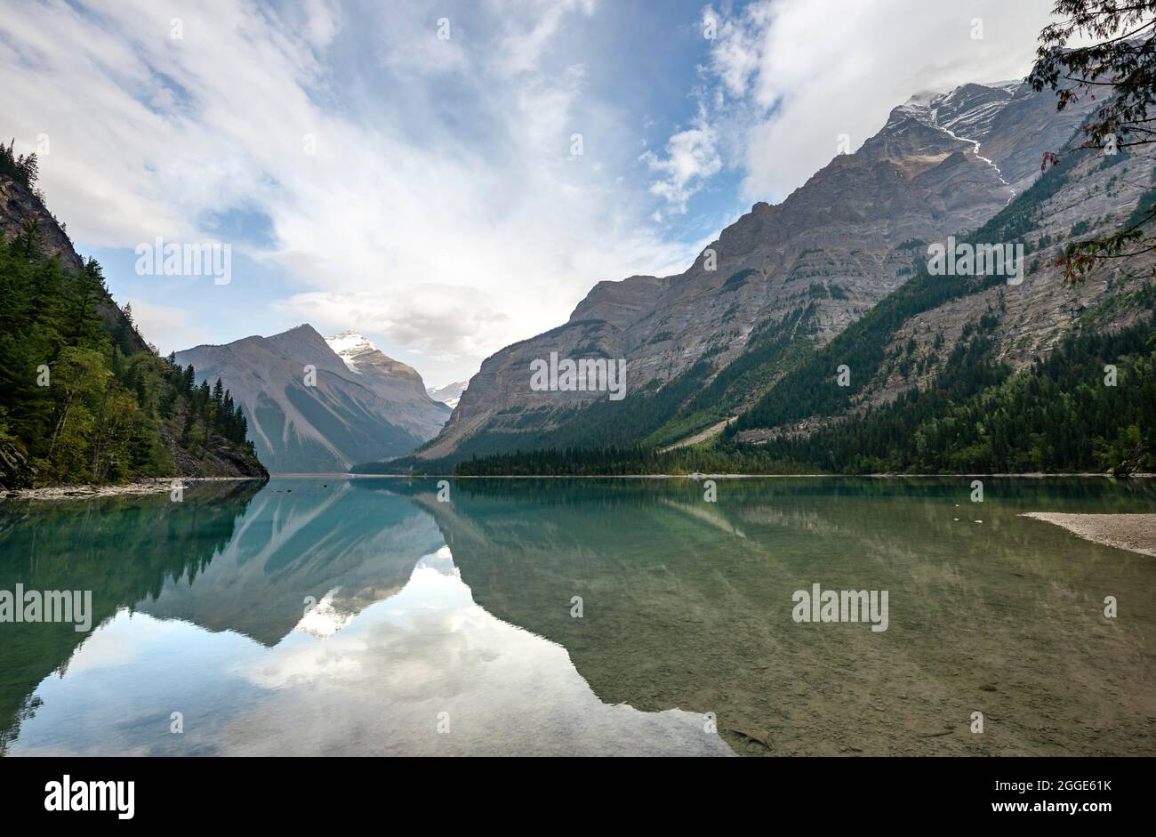 Kinney Lake, montagne innevate che si riflettono nel lago, Whitehorn Mountain, Mount Robson Provincial Park, British Columbia Province, Canada Foto Stock