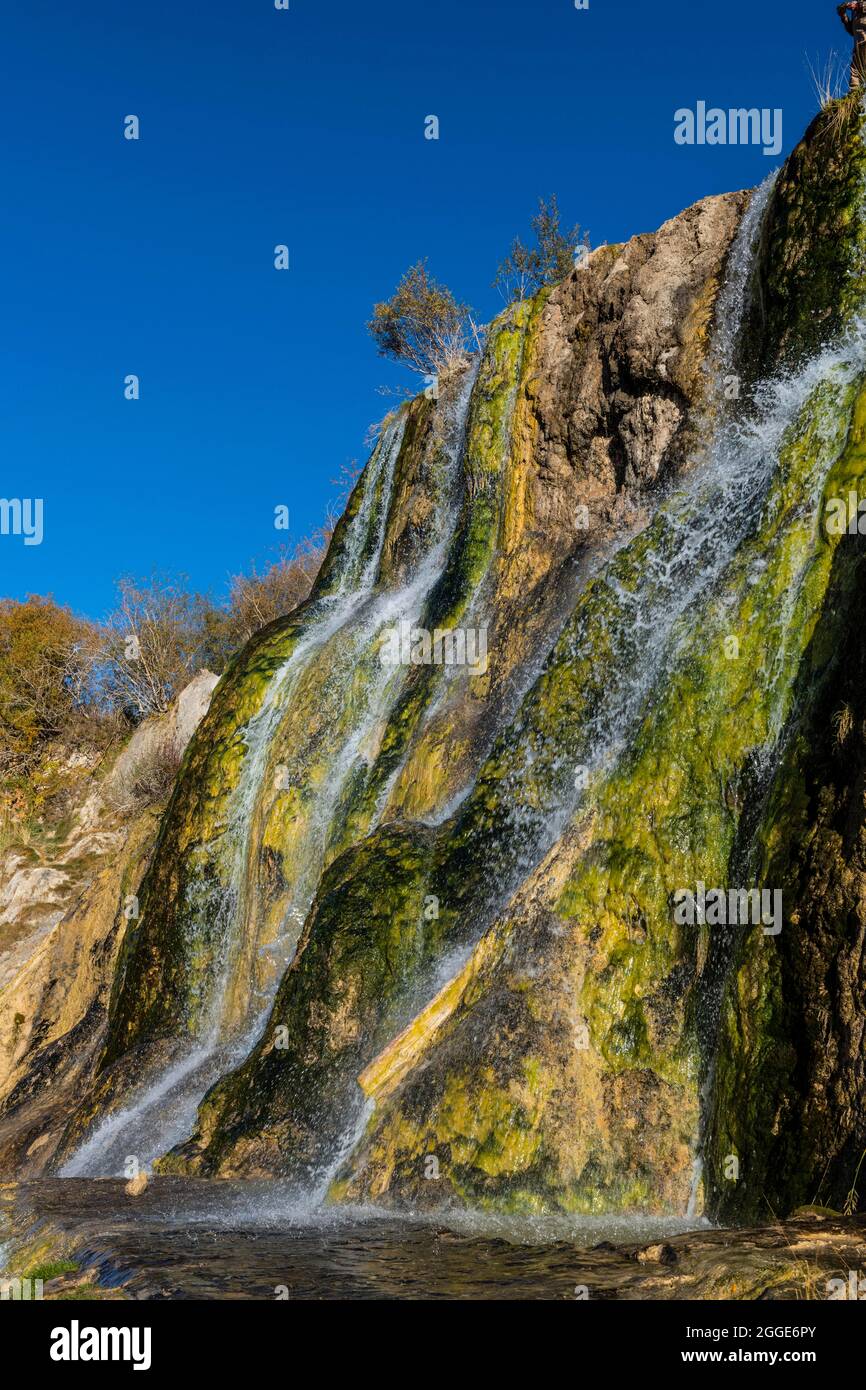 Cascata a un traboccamento del lago inferiore, Parco Nazionale Unesco, Parco Nazionale Band-e-Amir, Afghanistan Foto Stock