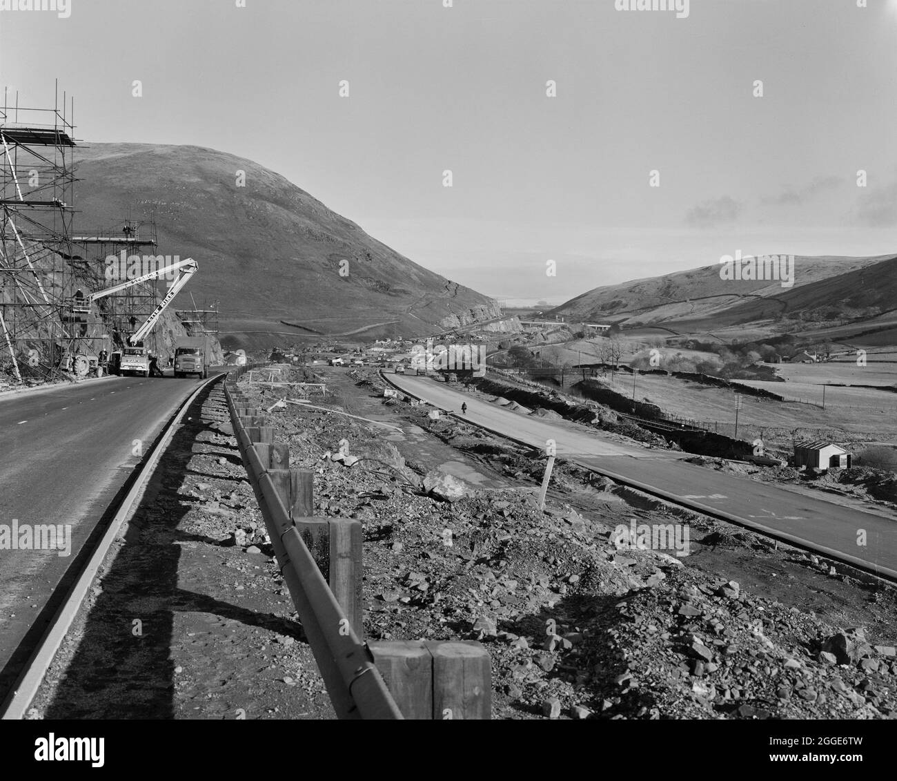 Una vista della costruzione dell'autostrada M6 attraverso la Gola di Lune, guardando verso nord lungo una parte a gradini dell'autostrada verso Low Borrowbridge. I lavori sulla sezione Lune Gorge dell'autostrada M6 tra Killington e Tebay (Junction 37 - Junction 38) sono stati eseguiti da John Laing Construction Ltd. I lavori sono iniziati nell'ottobre 1967 e l'autostrada è stata aperta al traffico nell'ottobre 1970. Su questo tratto di autostrada, le scogliere di roccia sono state perforate, sabbiate e poi imbullonate per la stabilità. Foto Stock