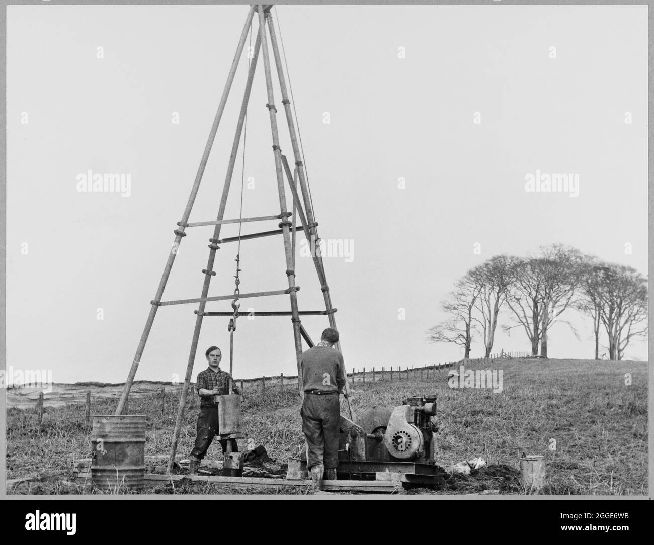 Due lavoratori che gestiscono un carro di perforazione a percussione durante la costruzione della Sezione C della Birmingham a Preston Motorway (M6), vicino Trentham Park. I lavori sull'autostrada da Birmingham a Preston (M6), tra gli svincoli da J13 a J16 iniziarono nel giugno 1960 e furono eseguiti da John Laing Construction Ltd. La sezione C era lunga 5 miglia tra Beech e Keele. La didascalia scritta sotto la fotografia recita 'due dei quattro carri di perforazione a percussione impegnati in un'indagine su scala completa per dimostrare la quantità e la qualità di aggregato disponibile per la base granulare stabilizzata nel cemento vicino Trentham Park.' Foto Stock