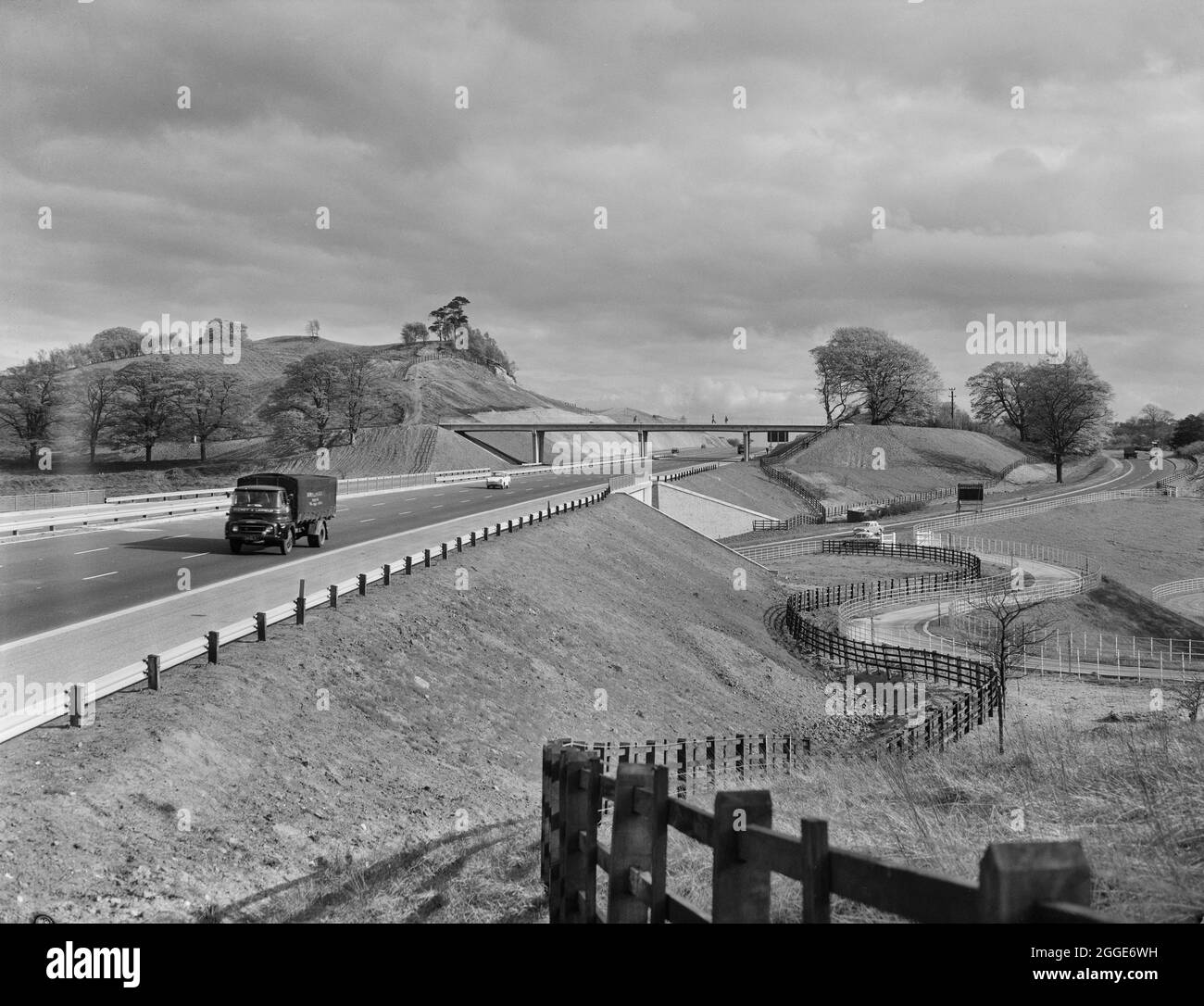 Una vista verso sud lungo la sezione C della recentemente completato Birmingham a Preston autostrada (M6) vicino Trentham Park, mostrando la A519 passando sotto l'autostrada e il ponte di accesso a Trentham Park sullo sfondo. I lavori sull'autostrada da Birmingham a Preston (M6), tra gli svincoli da J13 a J16 iniziarono nel giugno 1960 e furono eseguiti da John Laing Construction Ltd. La sezione C era lunga 5 miglia tra Beech e Keele. Foto Stock