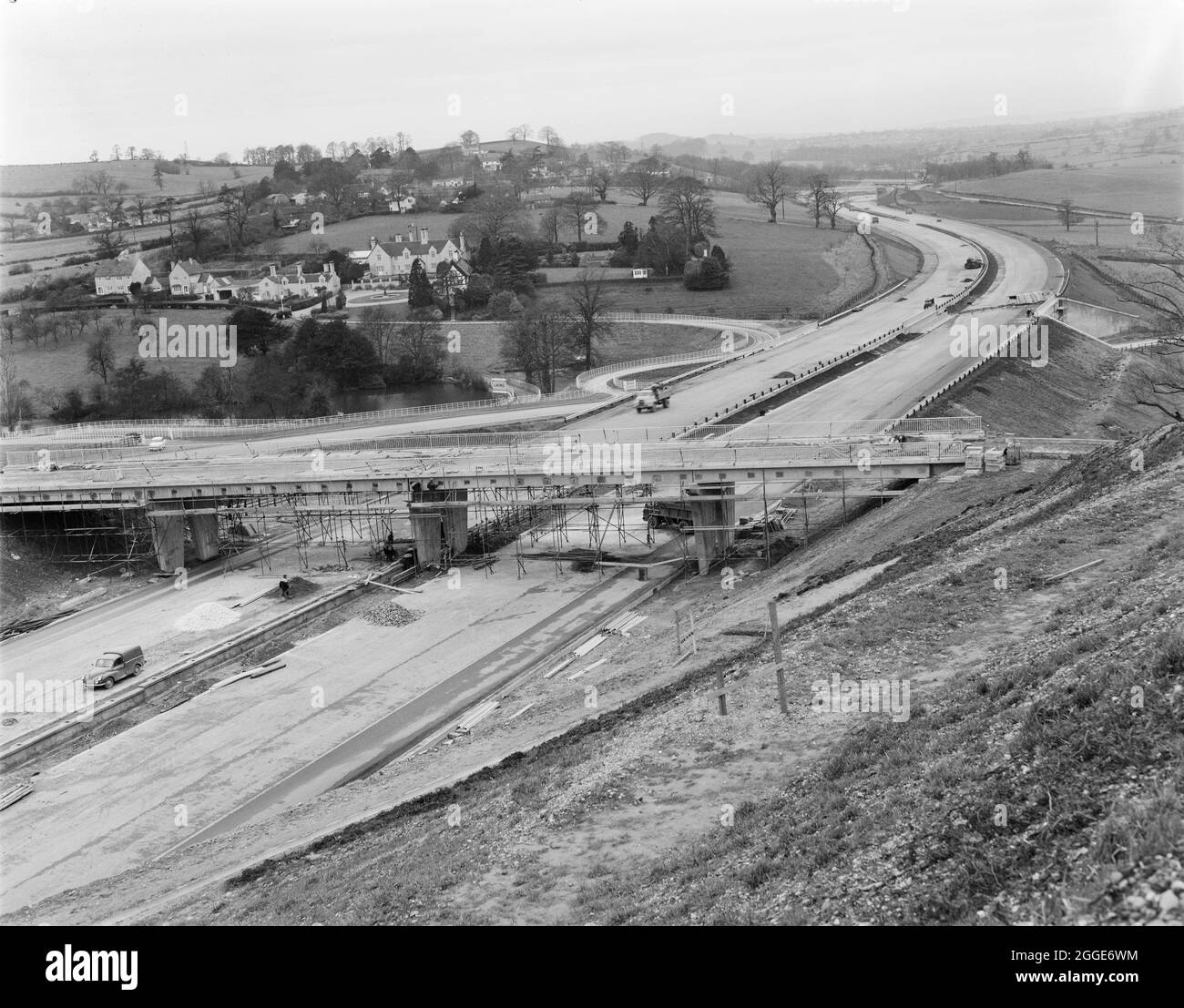 Una vista della costruzione della Birmingham a Preston autostrada (M6), mostrando la struttura 348/FB l'ingresso in Trentham Park, con Hanchurch Manor in lontananza. Il ponte in primo piano si trova al riferimento della griglia SJ8523240819. Nell'album, la didascalia digitata sotto la fotografia recita 'Structure 348/FB type Structure for entham Park; in lontananza è Hanchurch Manor. Questa è stata la scena di notevoli operazioni a partire da un culvert 60'0" al di sotto del livello dell'autostrada. L'intera area è stata completamente modificata". Foto Stock