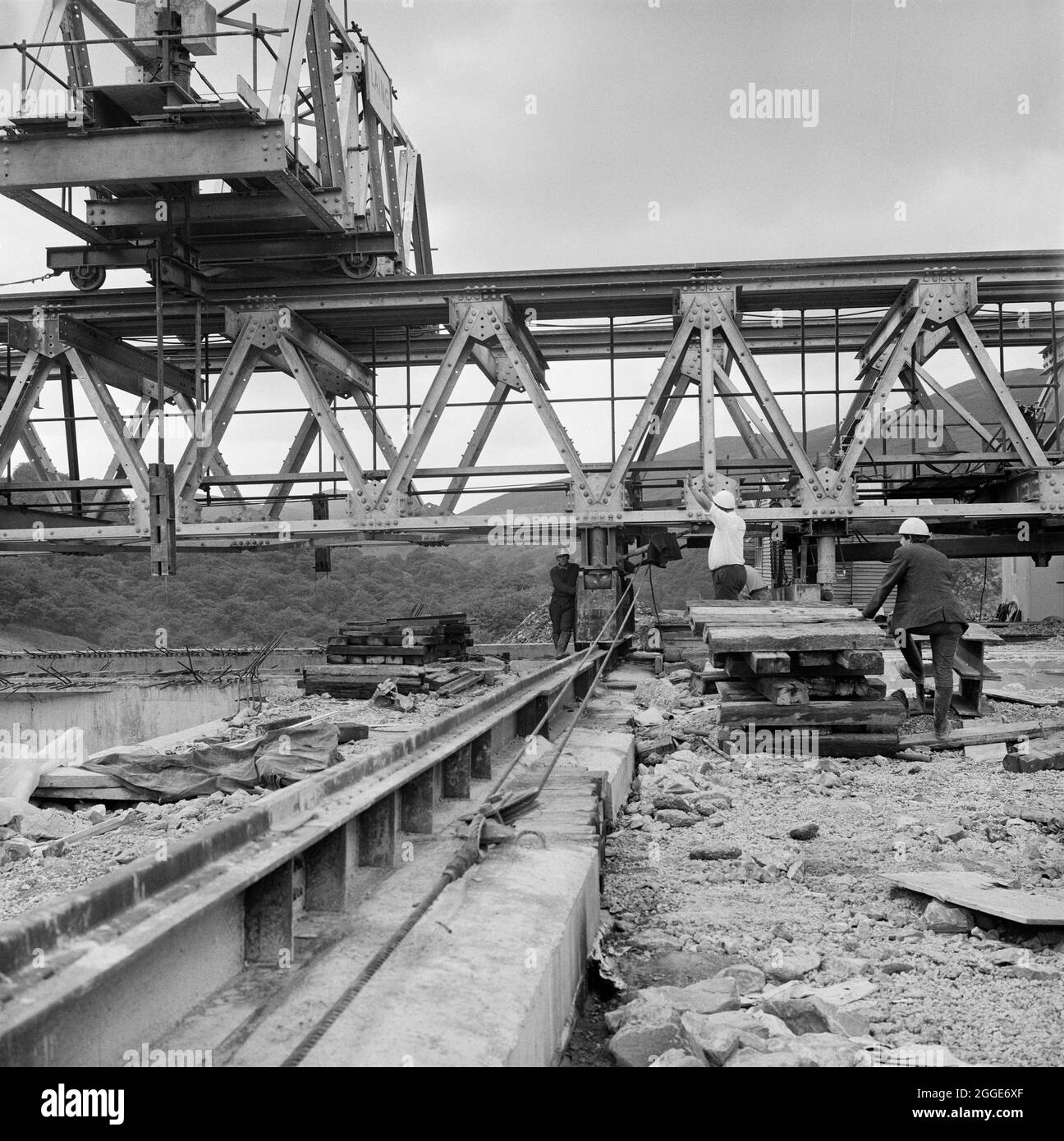 Una vista della costruzione dell'autostrada M6 attraverso la Gola di Lune a Borrowbeck Viaduct, che mostra i lavoratori che operano un grande portale per lanciare travi ponte attraverso la gola. I lavori sulla sezione Lune Gorge dell'autostrada M6 tra Killington e Tebay (Junction 37 - Junction 38) sono stati eseguiti da John Laing Construction Ltd. I lavori sono iniziati nell'ottobre 1967 e l'autostrada è stata aperta al traffico nell'ottobre 1970. Su questo tratto della M6 sono stati costruiti 20 ponti e 17 colvert attraverso fiumi e ruscelli. Il viadotto autostradale si trova al riferimento della rete NY6084201447 in Low Borrowbridge jus Foto Stock