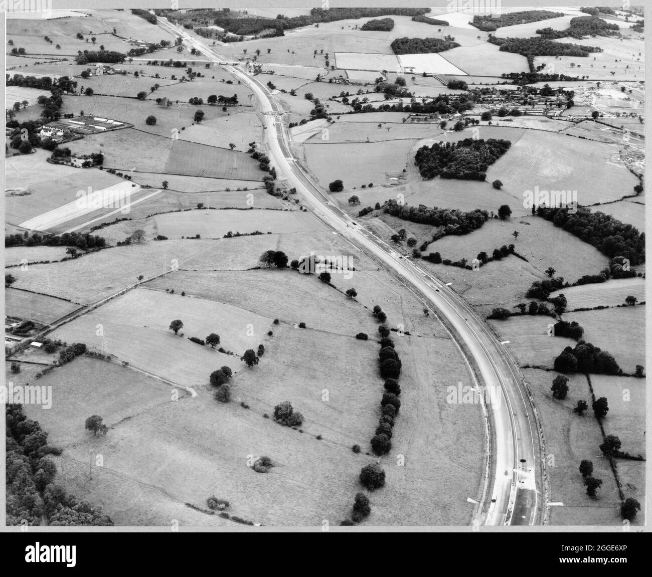 Una vista aerea della costruzione dell'autostrada Birmingham-Preston (M6), a nord di Hanchurch, che mostra la sezione C.2 fino al confine con D.1. Questa immagine è stata catalogata come parte del Breaking New Ground Project in collaborazione con il John Laing Charitable Trust nel 2019-20. Foto Stock