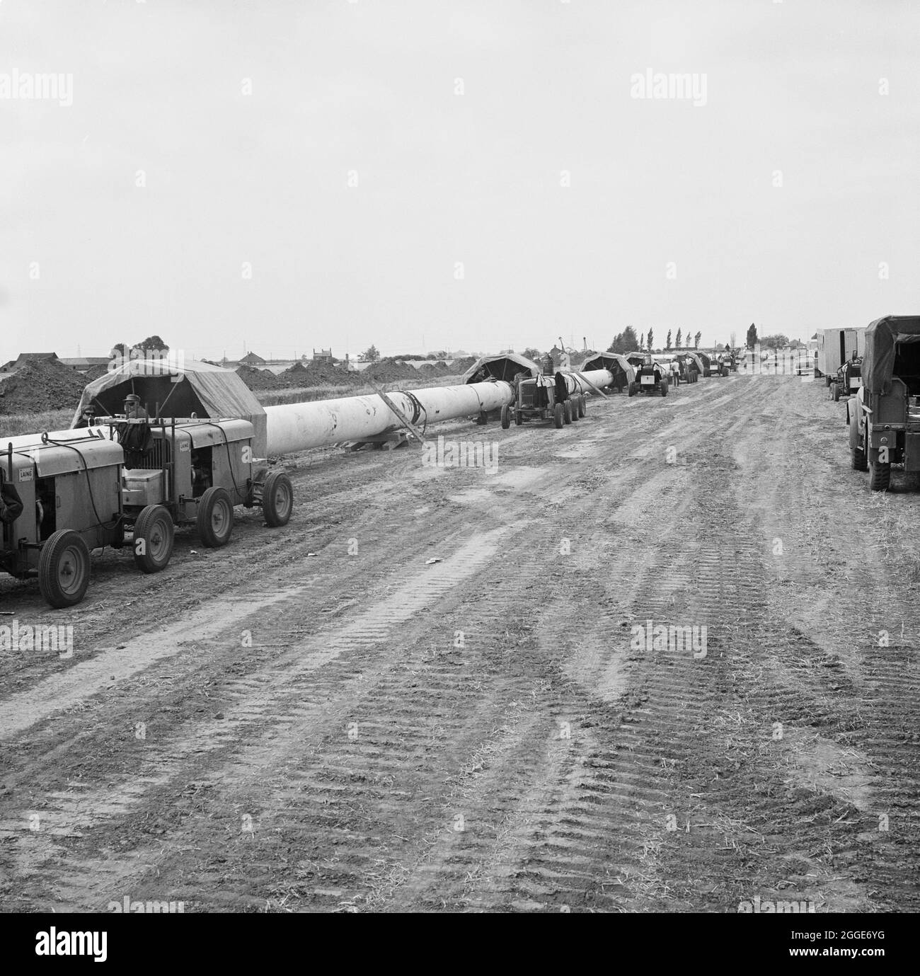 Una vista del gasdotto Fens, che mostra le tettoie protettive situate in corrispondenza dei giunti lungo il tubo in cui sono state effettuate saldature secondarie. I lavori per la posa del gasdotto Fens sono iniziati nel giugno 1967 e sono stati una joint venture tra Laing Civil Engineering e le società francesi Entrepose e Grands Travaux de Marseille (GTM) per il Consiglio del gas. Oltre 600 uomini hanno lavorato al progetto per posare tubi in acciaio di diametro 36 pollici a partire da West Winch a Norfolk e fino a dove si è collegato con il prossimo contratto a Woodcroft Castle a Cambridgeshire. Il gasdotto attraversava quattro fiumi e numerose dighe e fossati. Foto Stock