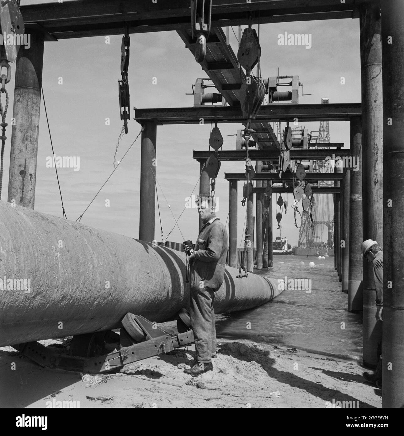 Una vista del lancio del gasdotto North Coates, che mostra l'attrezzatura di sollevamento in primo piano. I lavori di ingegneria civile sul gasdotto North Coates sono stati eseguiti da Laing Pipelines insieme alle società francesi Entrepose e GTM, e il principale appaltatore per i lavori di dragaggio era Dreging and Construction Company insieme ad Adriaan Volker di Rotterdam. Il lancio del gasdotto ha avuto luogo alle ore 12.30 del 16 giugno 1970 e ha impiegato 3 ore per completarlo. All'epoca, era il più grande gasdotto marittimo ad essere posto al largo della costa britannica. Foto Stock