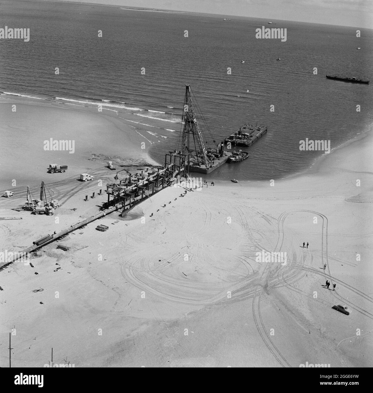 Una vista aerea del sito di lancio del gasdotto North Coates, che mostra la pipeline, una diga di caffè, un gambale galleggiante con accompagnamento di rimorchiatore e una chiatta del collettore. I lavori di ingegneria civile sul gasdotto North Coates sono stati eseguiti da Laing Pipelines insieme alle società francesi Entrepose e GTM, e il principale appaltatore per i lavori di dragaggio era Dreging and Construction Company insieme ad Adriaan Volker di Rotterdam. Il lancio del gasdotto ha avuto luogo alle ore 12.30 del 16 giugno 1970 e ha impiegato 3 ore per completarlo. All'epoca, era il più grande gasdotto marittimo ad essere posto al largo della costa britannica. T Foto Stock