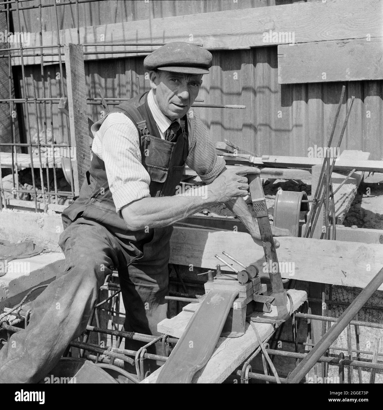 Un addetto al lavoro posato con una macchina elettrica utilizzata per la fusione di pezzi di acqua-bar nel cantiere del complesso di ricerca ICI di Alderley Park. Le barre d'acqua o i waterstops sono elementi flessibili di una struttura di calcestruzzo che sono progettati per impedire il passaggio dell'acqua attraverso i giunti di calcestruzzo. Foto Stock