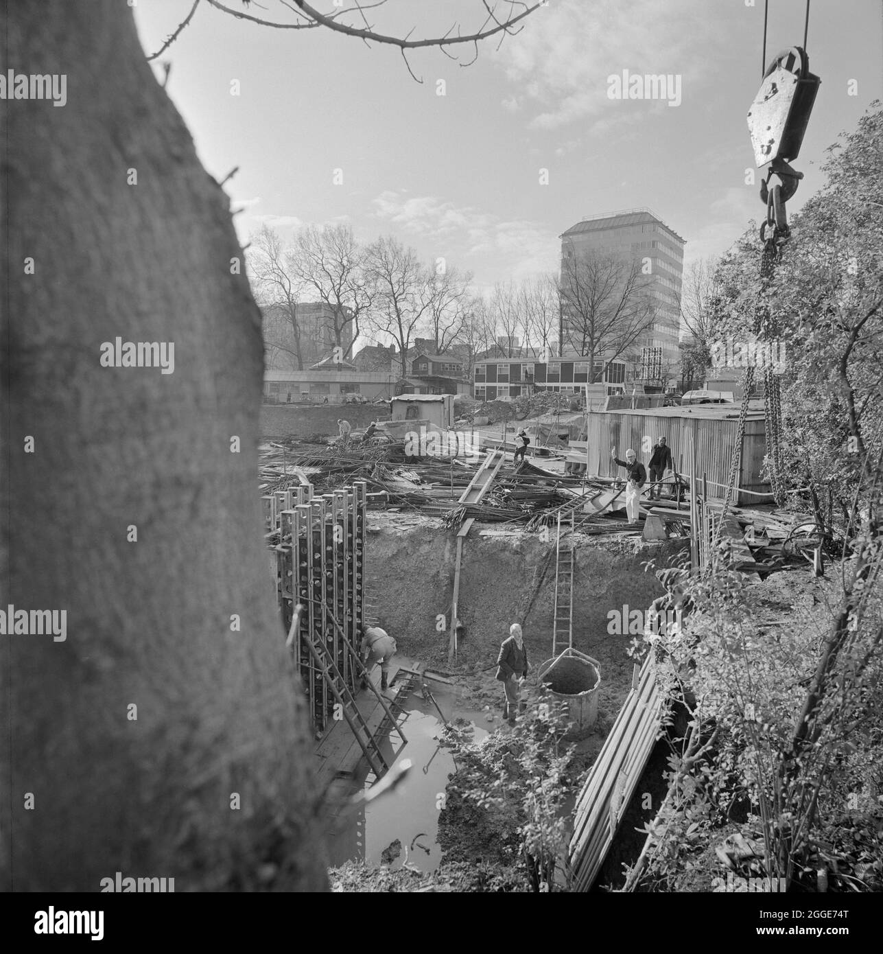 La Moschea Centrale di Londra e il Centro Culturale Islamico, Park Road, Regent's Park, City of Westminster, Greater London Authority, 15/11/1974. Una vista attraverso il sito di costruzione della moschea centrale di Londra, che mostra gli uomini che lavorano in un'area scavata dopo forti precipitazioni. Questa immagine è stata catalogata come parte del Breaking New Ground Project in collaborazione con il John Laing Charitable Trust nel 2019-20. Foto Stock