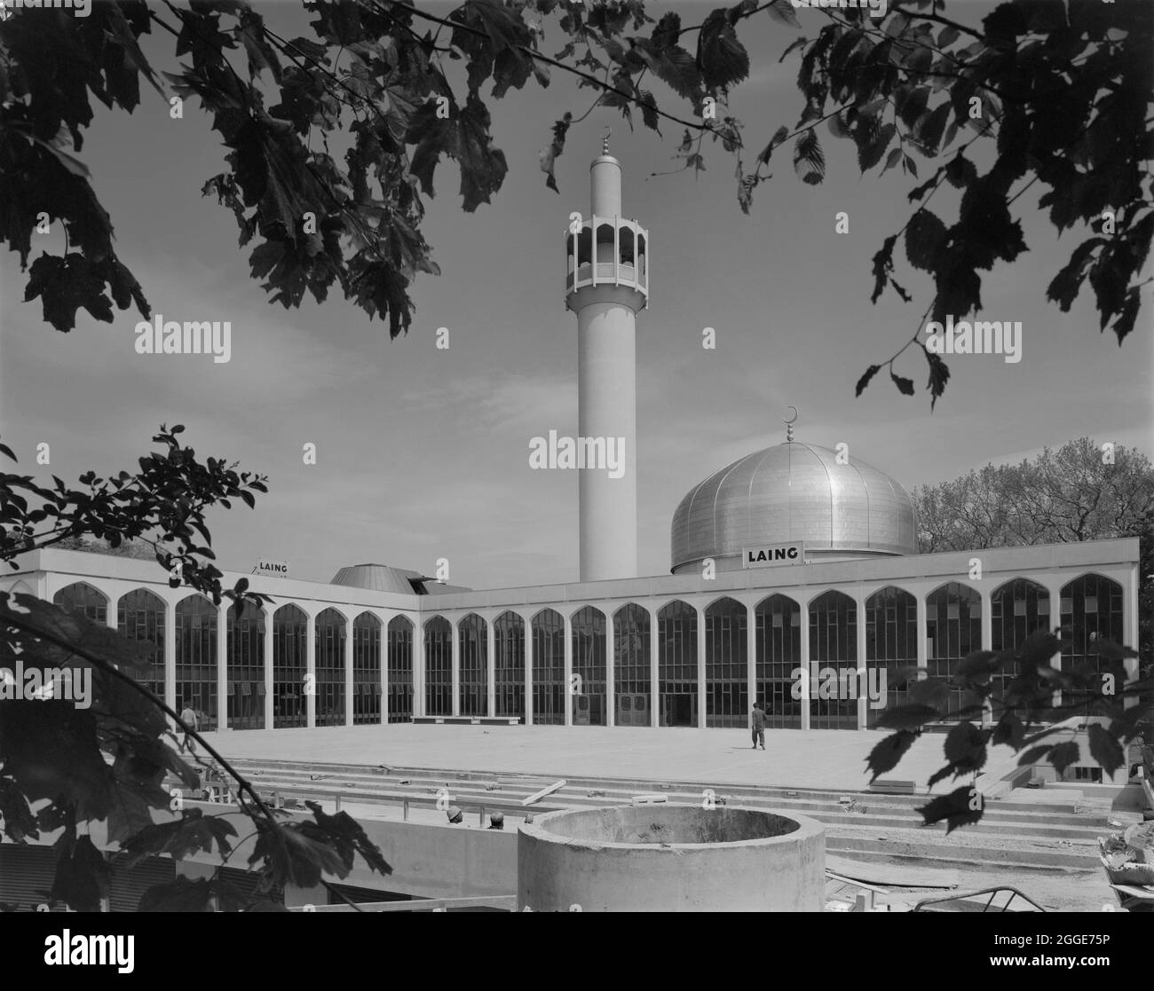 La Moschea Centrale di Londra e il Centro Culturale Islamico, Park Road, Regent's Park, City of Westminster, Greater London Authority, 03/06/1977. Una vista della moschea centrale di Londra presa da ovest del cortile, che mostra le altitudini arcate della catena nord e orientale. Questa immagine è stata catalogata come parte del Breaking New Ground Project in collaborazione con il John Laing Charitable Trust nel 2019-20. Foto Stock