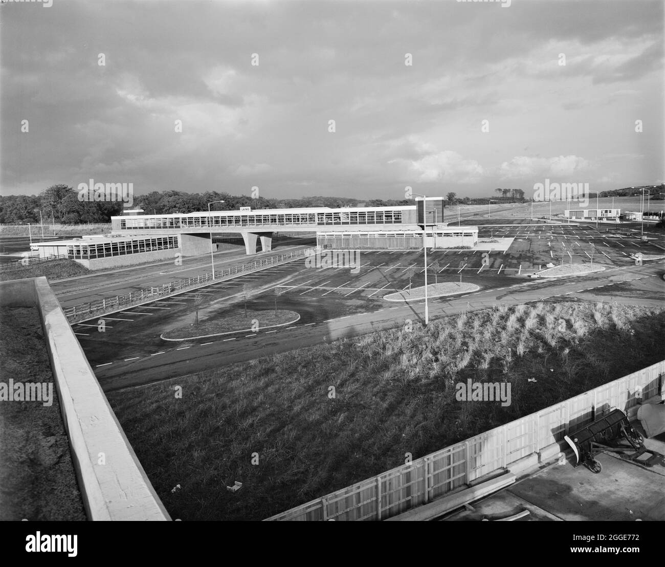 Una vista che guarda a sud-est attraverso la Keele Service Area verso la struttura 348 sulla Birmingham a Preston autostrada (M6). Keele Services è stato progettato dall'architetto Terence Verity ed è stato aperto nel 1963 dalla Motorway Services Limited (Fortes). Foto Stock