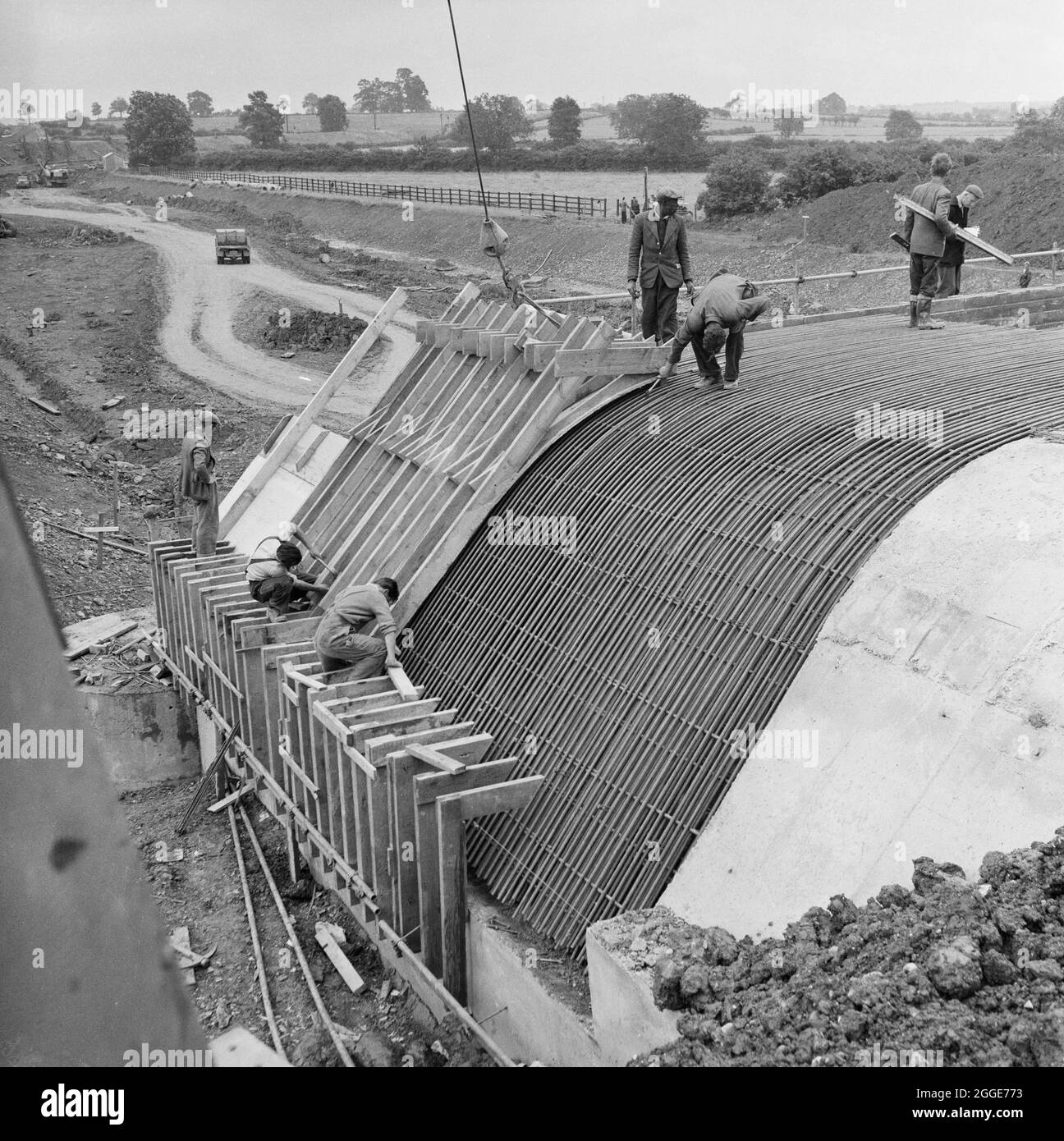 Una vista dei lavoratori di Laing che costruiscono la struttura 75 sull'autostrada Londra-Yorkshire (M1), un ponte che porta l'autostrada sulla A43, che mostra le casseforme e l'acciaio al ponte ponte. Questa immagine è stata catalogata come parte del Breaking New Ground Project in collaborazione con il John Laing Charitable Trust nel 2019-20. Foto Stock