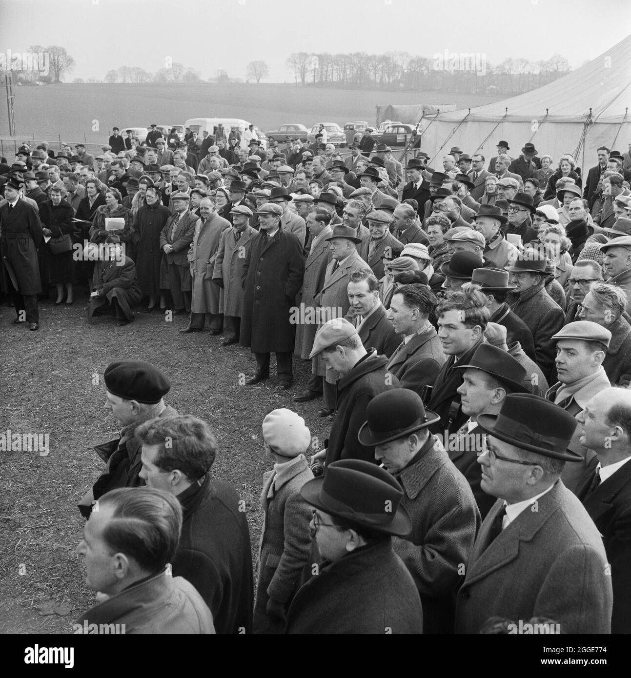 Una folla di persone si è riunita per assistere alla cerimonia di inaugurazione della prima sezione della London to Yorkshire Motorway (M1), a Slip End vicino a Luton. Durante la cerimonia di inaugurazione, Harold Watkinson ha fissato un sigillo di bronzo in una lastra di inaugurazione concreta e ha avviato un klaxon come segnale per i conducenti delle macchine da scavo di iniziare il lavoro. Alla cerimonia hanno partecipato Sir John William Laing e Sir John Maurice Laing. Tra gli ospiti vi erano anche rappresentanti delle cinque contee attraverso le quali la strada doveva passare. Foto Stock