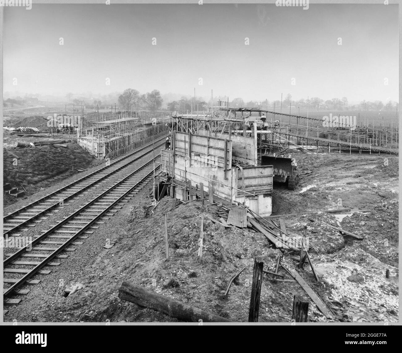 Una vista della costruzione del by-pass Stafford sulla Birmingham a Preston autostrada (M6), guardando verso est attraverso l'autostrada verso Stafford e mostrando Bridge 302 che è stato costruito sopra la principale ferrovia Stafford-Wolverhampton. I lavori sulla by-pass Stafford sono iniziati nel giugno 1960 e sono stati aperti al traffico nell'agosto 1962. Foto Stock