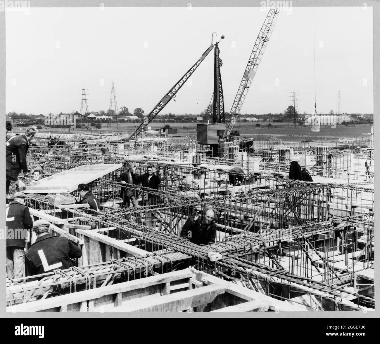 Una vista della nuova fonderia in costruzione presso la Ford Motor Company Works, che mostra un team di uomini che lavorano su un tipico tratto di rinforzo in acciaio fissato per le colonne e le travi del primo piano. Questa immagine è stata catalogata come parte del Breaking New Ground Project in collaborazione con il John Laing Charitable Trust nel 2019-20. Foto Stock