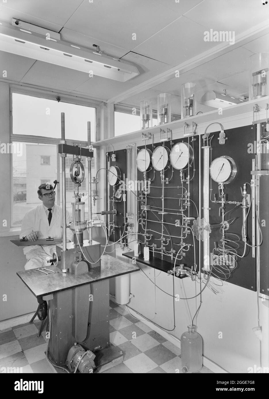 Un uomo che lavora in un laboratorio contenente manometri presso la Harp Lager Brewery. La nuova birreria per Harp Lager a Manor Park è stata costruita da Laing con il progetto realizzato da architetti e ingegneri del Group Technical Services, collaborando con ingegneri di Arthur Guinness, Son and Company Limited. John Laing Construction Ltd ha iniziato i lavori di costruzione nel 1961 e la birreria è stata aperta nel 1963. La fabbrica di birra è stata rilevata da Bass nel 1979, poi da Molson Coors, chiudendo successivamente nel 2015. Foto Stock