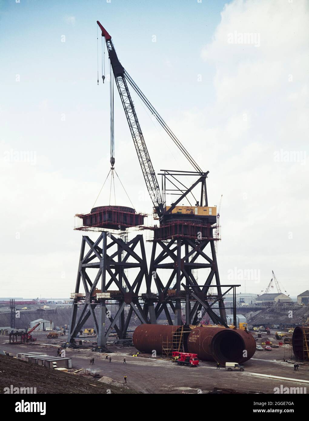 La vasca di fondazione per una seconda gru Revolver 509 che viene sollevata  su un gantry a Graythorp. Nei primi anni '70 tubazioni di Laing Offshore  costruì il cantiere di fabbricazione Graythorp