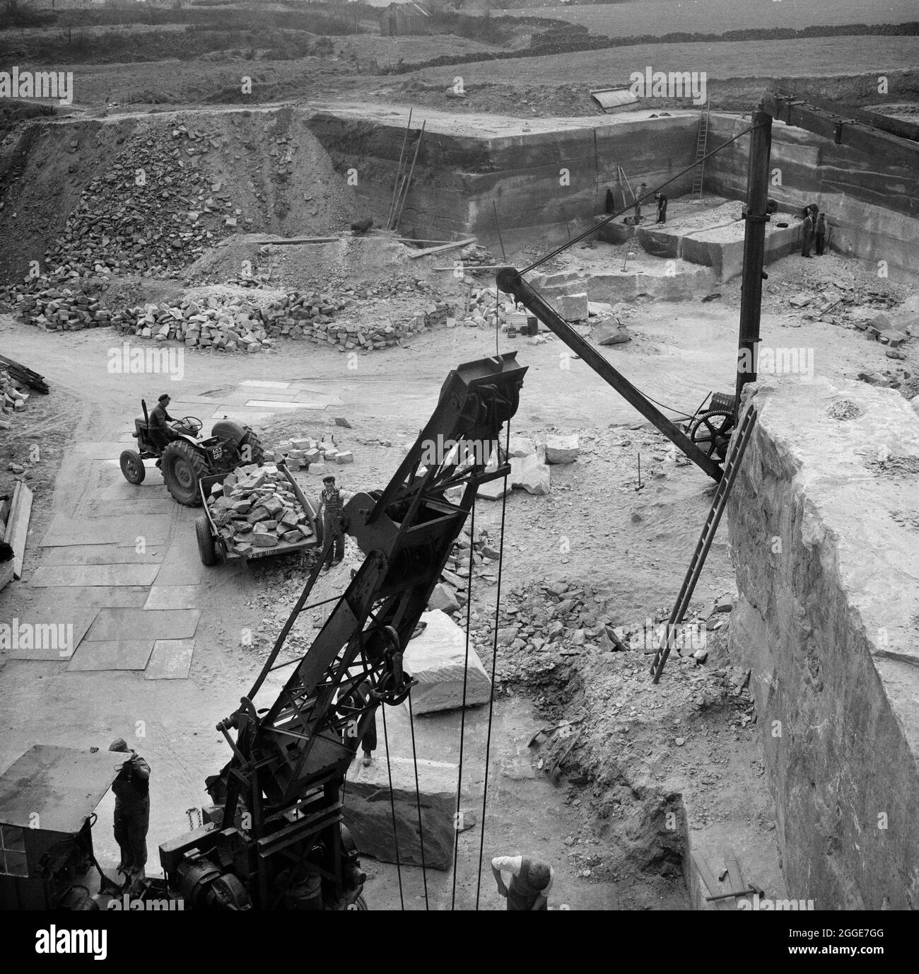 Una vista su 'Park Quarry' in Great Gate che mostra i lavoratori che estravano pietra arenaria per la costruzione della Cattedrale di Coventry. 30,000 tonnellate di arenaria rossa rosa sono state fornite da questa cava, di proprietà di Stanton e Bettany Ltd, e un'altra vicina chiamata la cava di Fielding. Foto Stock