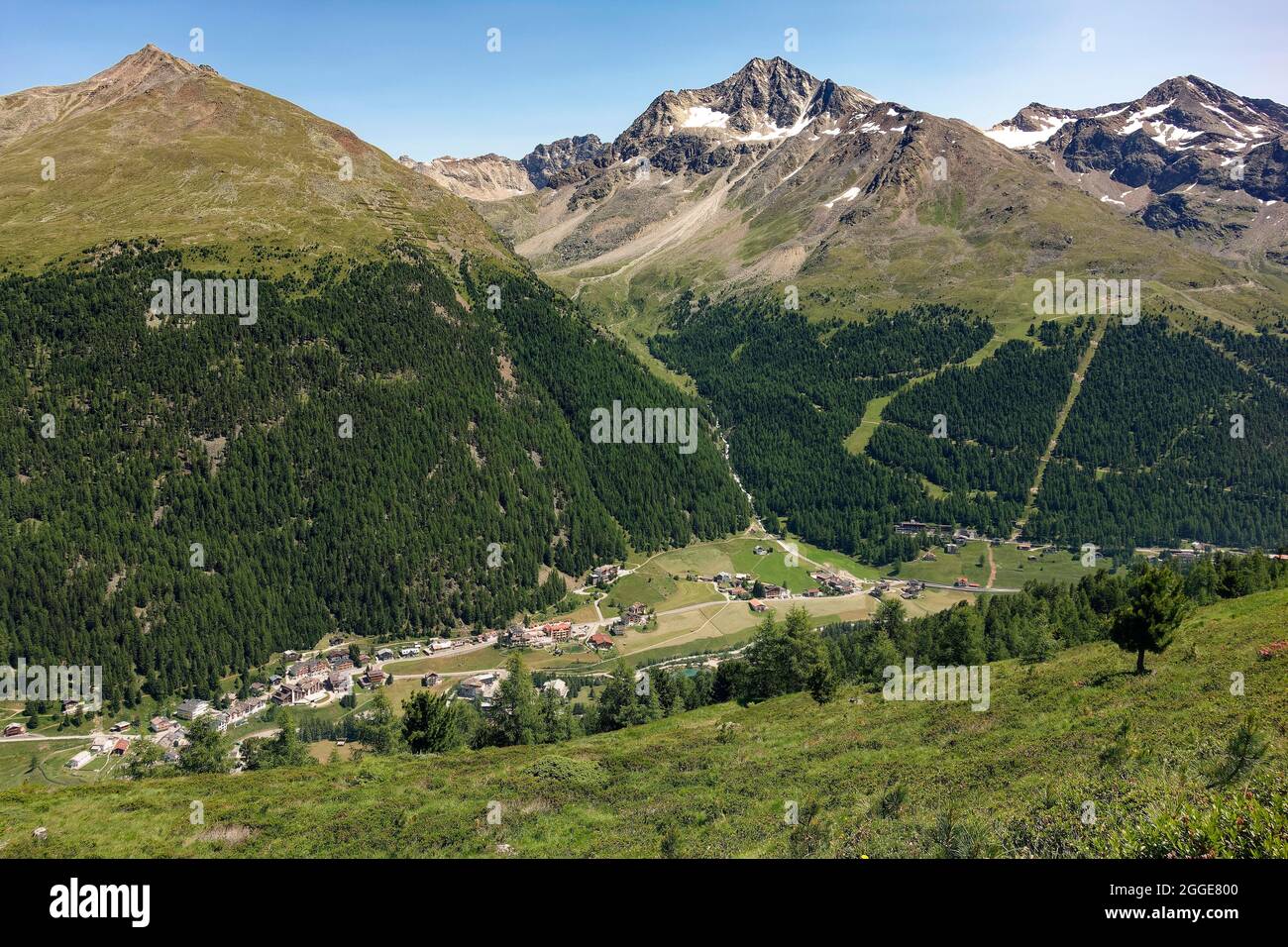 Vista dal ristorante Langenstein, K2, nel Suldental, sullo sfondo Innere Pederspitze e Hintere Schoentaufspitze, villaggio di montagna Sulden Foto Stock