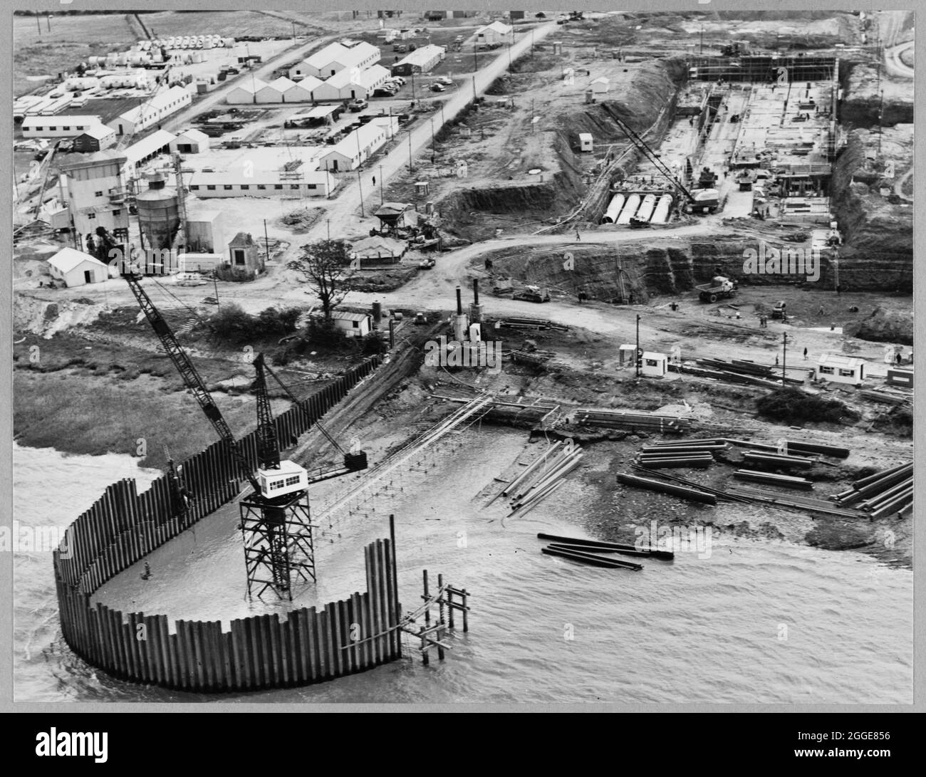 Una vista aerea che si affaccia ad est sul sito di costruzione della centrale nucleare di Berkeley, che mostra i lavori di caduta, la pompiere e la sala della turbina. Questa immagine è stata catalogata come parte del Breaking New Ground Project in collaborazione con il John Laing Charitable Trust nel 2019-20. Foto Stock