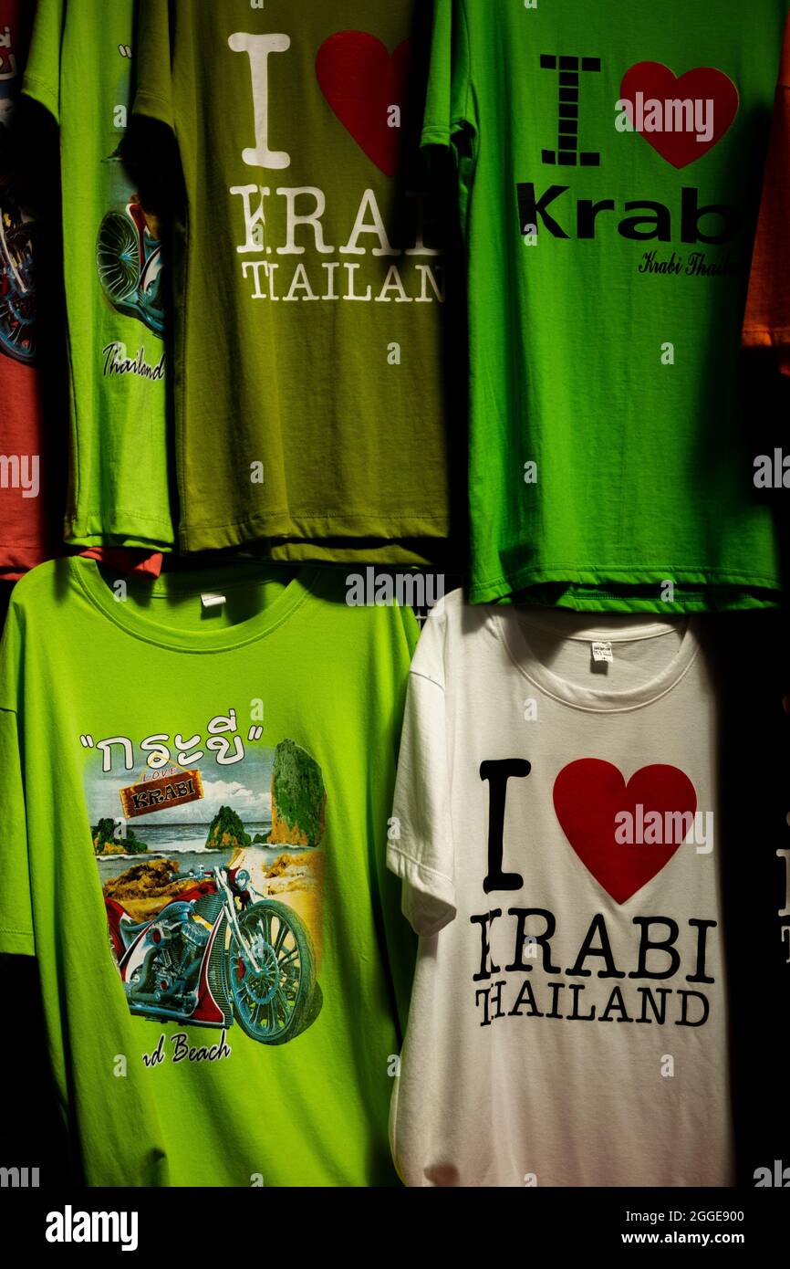 T-shirt ricordo, Fossil Beach, Provincia di Krabi, Thailandia Foto Stock