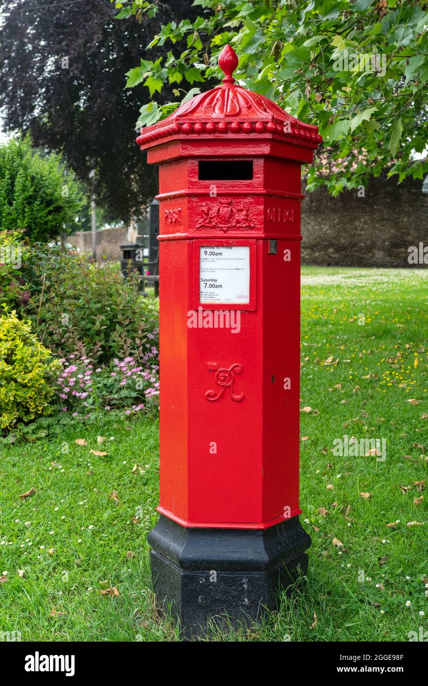 Vittoriano Pendold pilastro box a Tetbury città, il Cotswolds, Gloucestershire, Inghilterra, Regno Unito Foto Stock