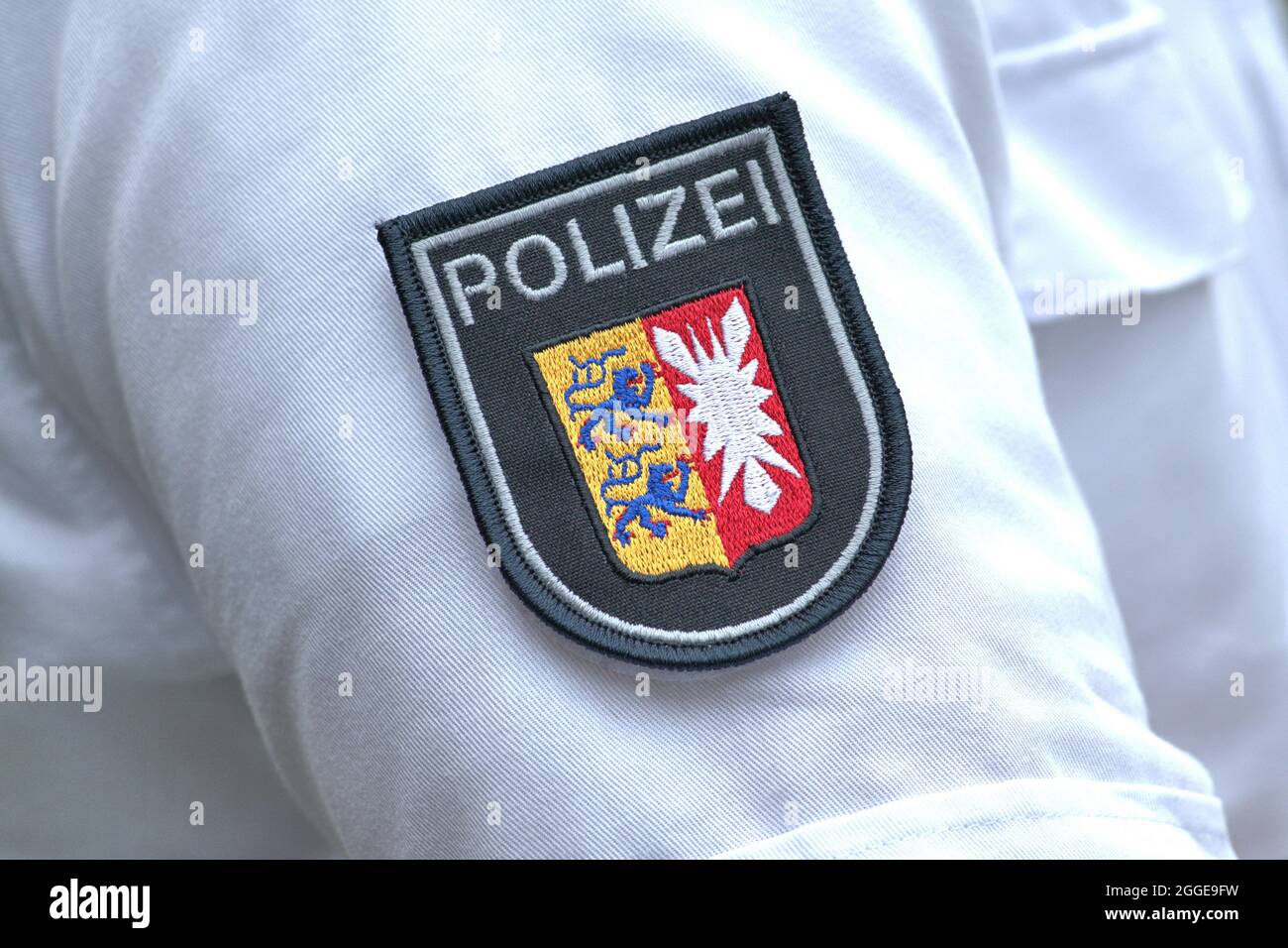 Schleswig, Germania. 22 agosto 2021. Schleswig, la patch sulla manica di una camicia bianca del poliziotto al Burgerfest per il 75° compleanno dello Schleswig-Holstein. Primo piano dell'emblema con lo stemma dello stato Schleswig-Holstein. Credit: dpa/Alamy Live News Foto Stock