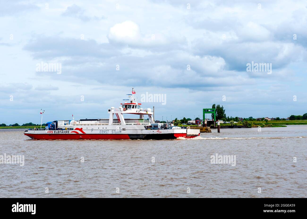 Traghetto della linea di traghetti Wischhafen (bassa Sassonia) -Glueckstadt (Schleswig-Holstein), allo sbarco posteriore Glueckstadt, Elbe, bassa Sassonia Foto Stock