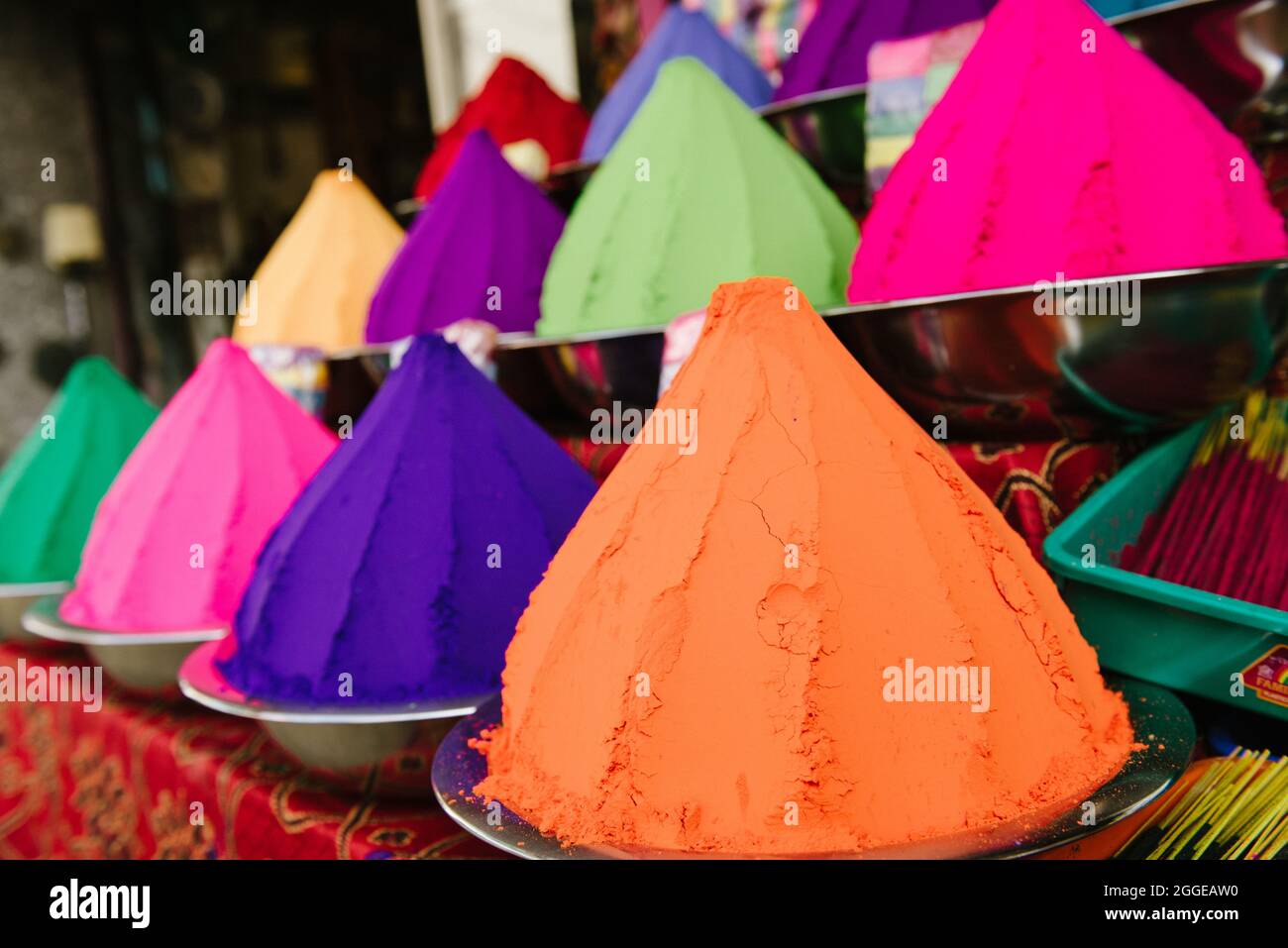 Stalla con spezie, incenso, polveri colorate di colore Holi al mercato di strada in una giornata di sole in India. Primo piano Foto Stock