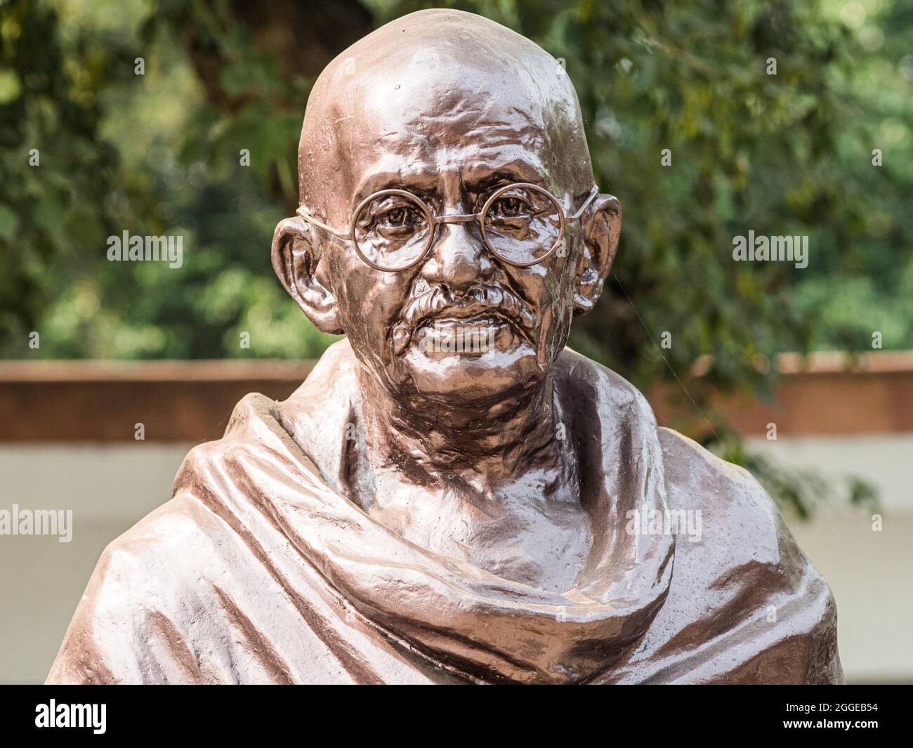 Statua di Mahatma Gandhi, al Raj Ghat memoriale o Gandhi Samadhi memoriale, sito della cremazione di Gandhi, Delhi, India Foto Stock