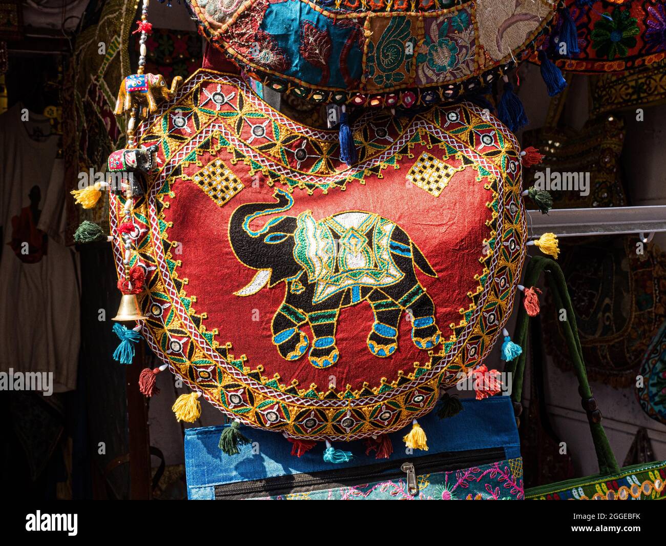 Artigianato tessile, borsa con motivo elefante, Udaipur, Rajasthan, India Foto Stock