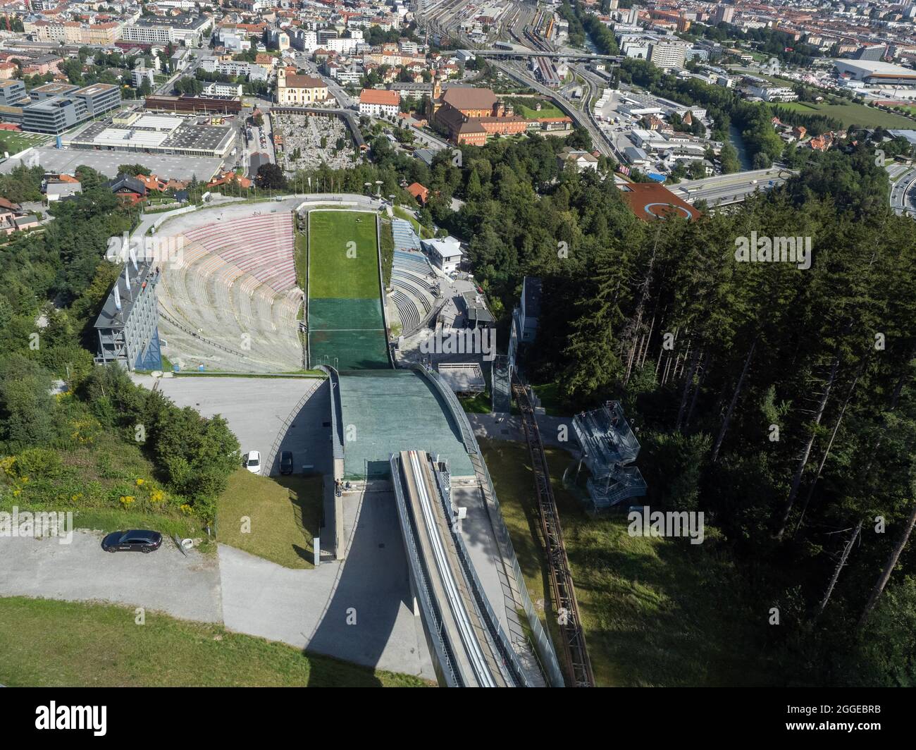 Vista dal Bergisel salta giù per lo stadio, dietro di esso la città di Insbruck, all'orizzonte la Nordkette, Innsbruck, Tirolo, Austria Foto Stock
