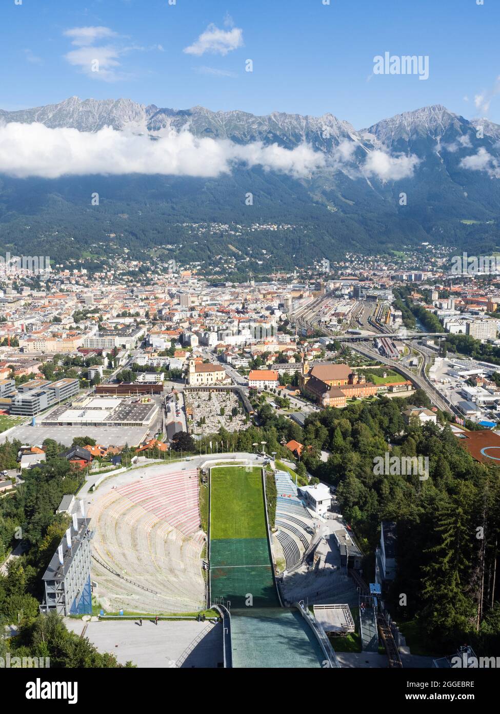 Vista dal Bergisel salta giù per lo stadio, dietro di esso la città di Insbruck, all'orizzonte la Nordkette, Innsbruck, Tirolo, Austria Foto Stock
