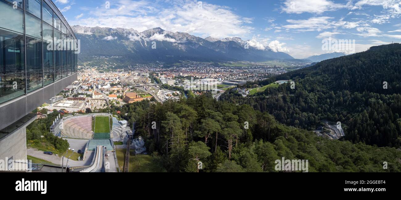 Vista dal Bergisel salta giù per lo stadio, dietro di esso la città di Insbruck, all'orizzonte la Nordkette, Innsbruck, Tirolo, Austria Foto Stock