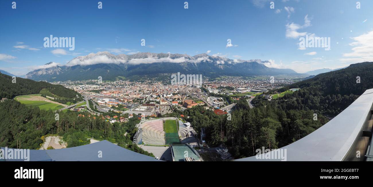 Vista dal Bergisel salta giù per lo stadio, dietro di esso la città di Insbruck, all'orizzonte la Nordkette, Innsbruck, Tirolo, Austria Foto Stock