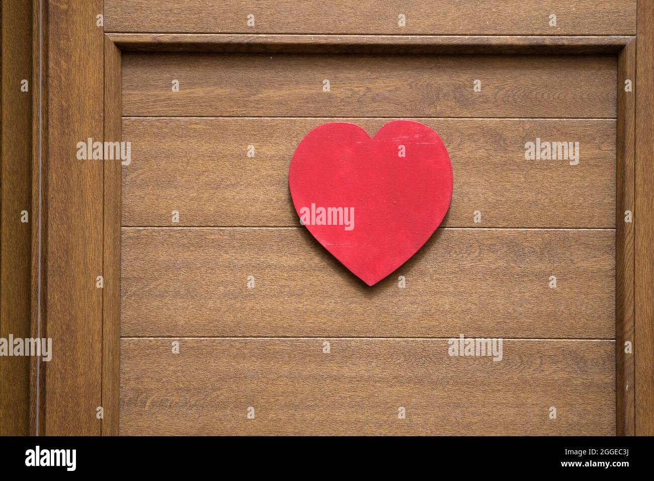 porta chiusa in legno con cuore rosso d'amore Foto stock - Alamy
