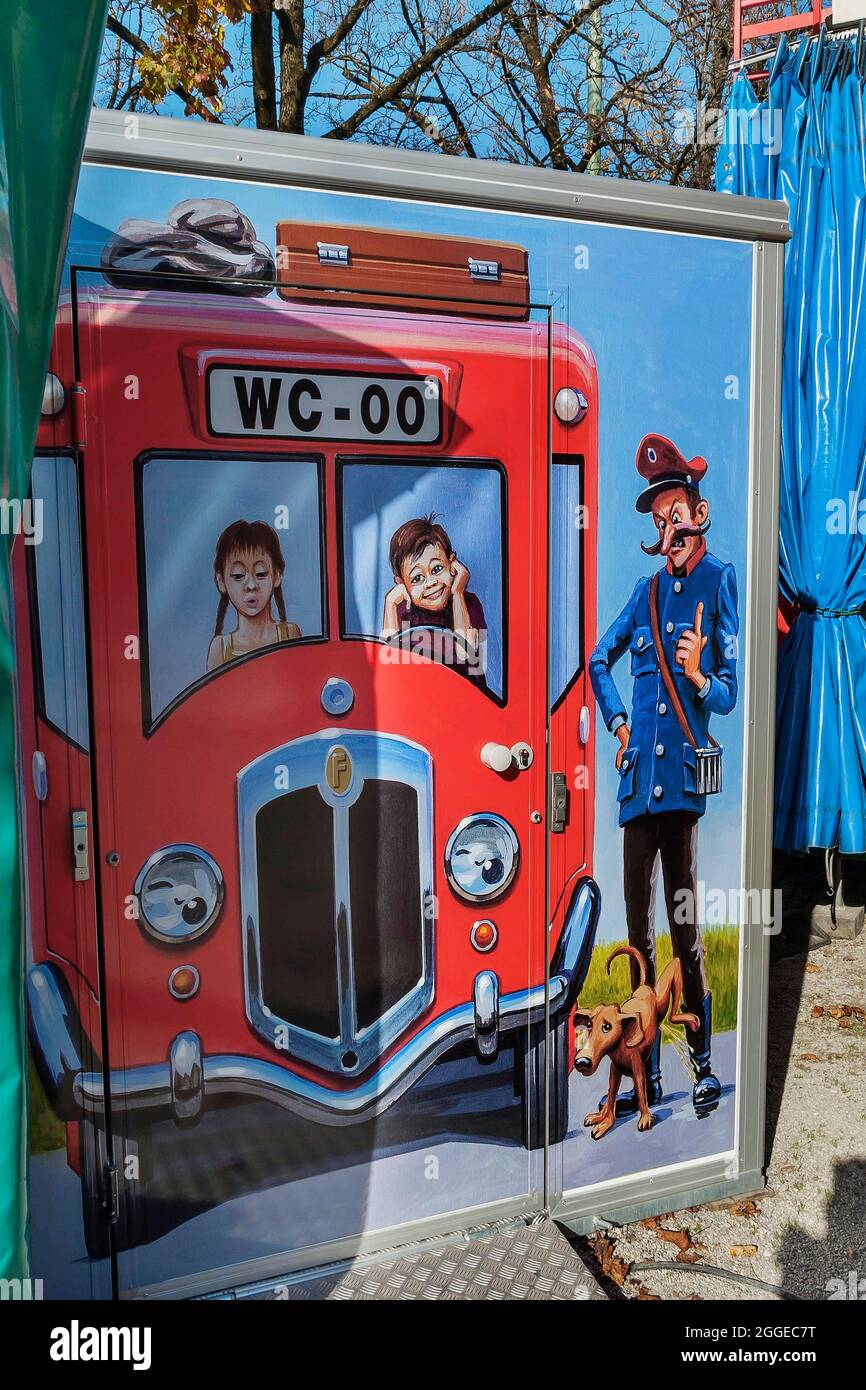 Contenitore per wc dipinto a buffo, Auer Dult, Monaco, Baviera, Germania Foto Stock
